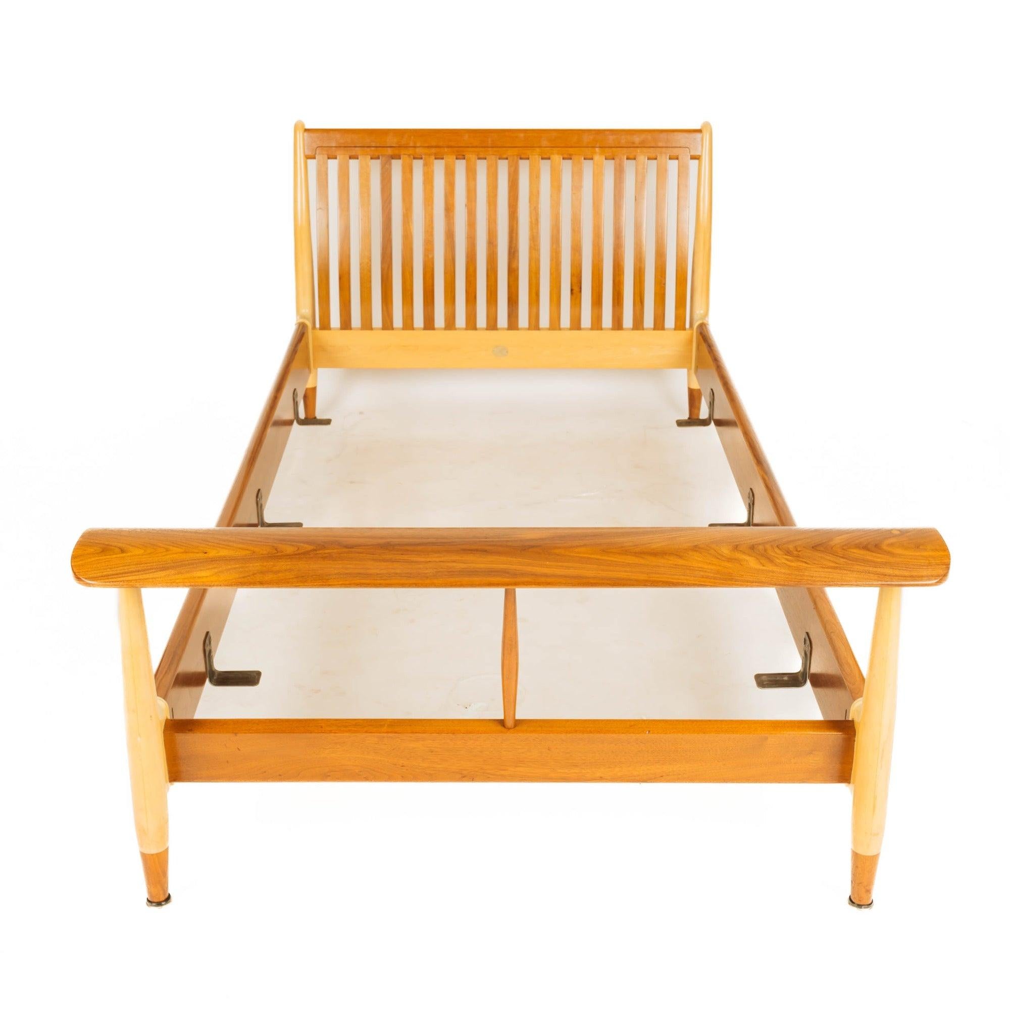 Américain Paire de lits jumeaux en noyer et érable par Finn Juhl pour Baker Furniture Company, 1951 en vente