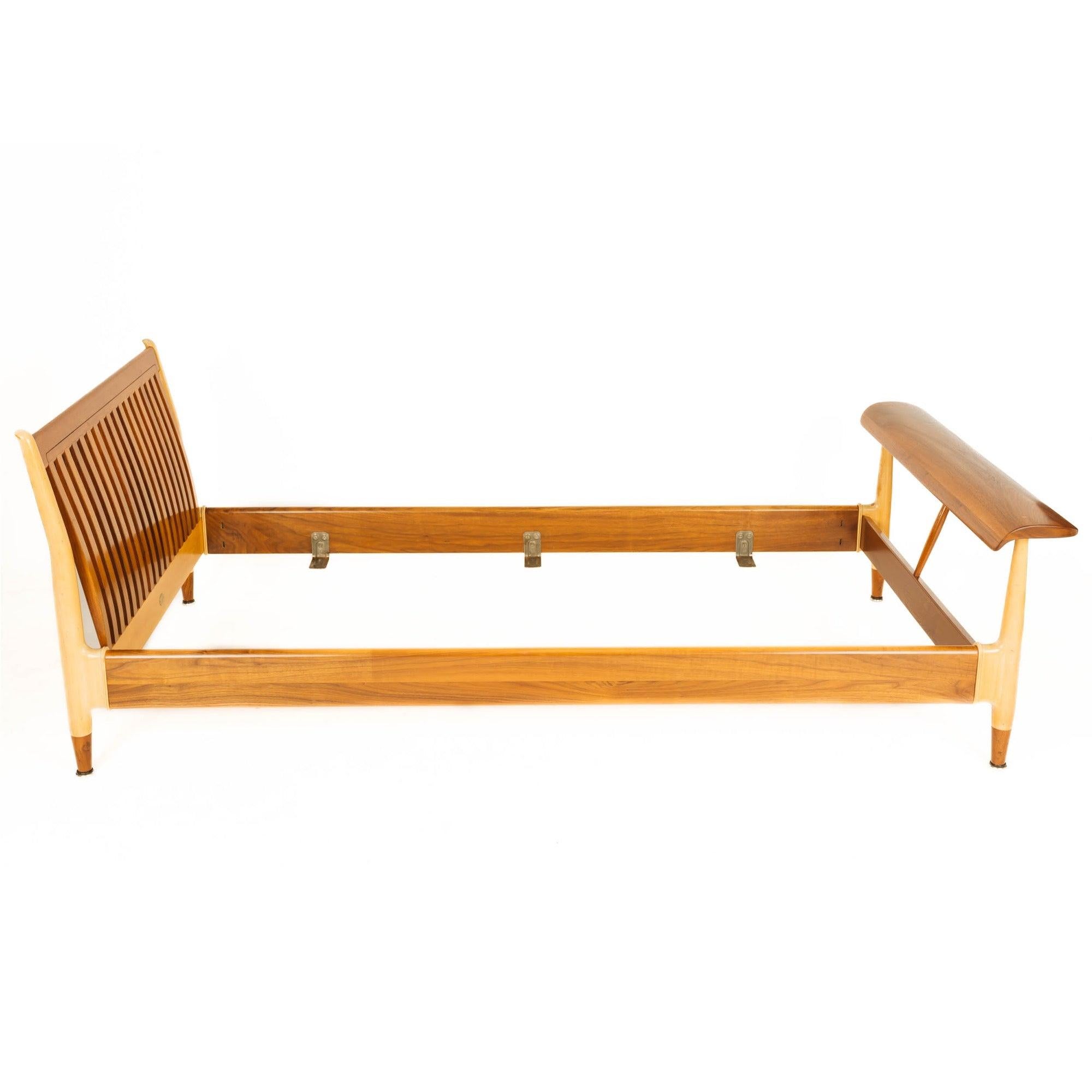 Paire de lits jumeaux en noyer et érable par Finn Juhl pour Baker Furniture Company, 1951 Excellent état - En vente à Sagaponack, NY