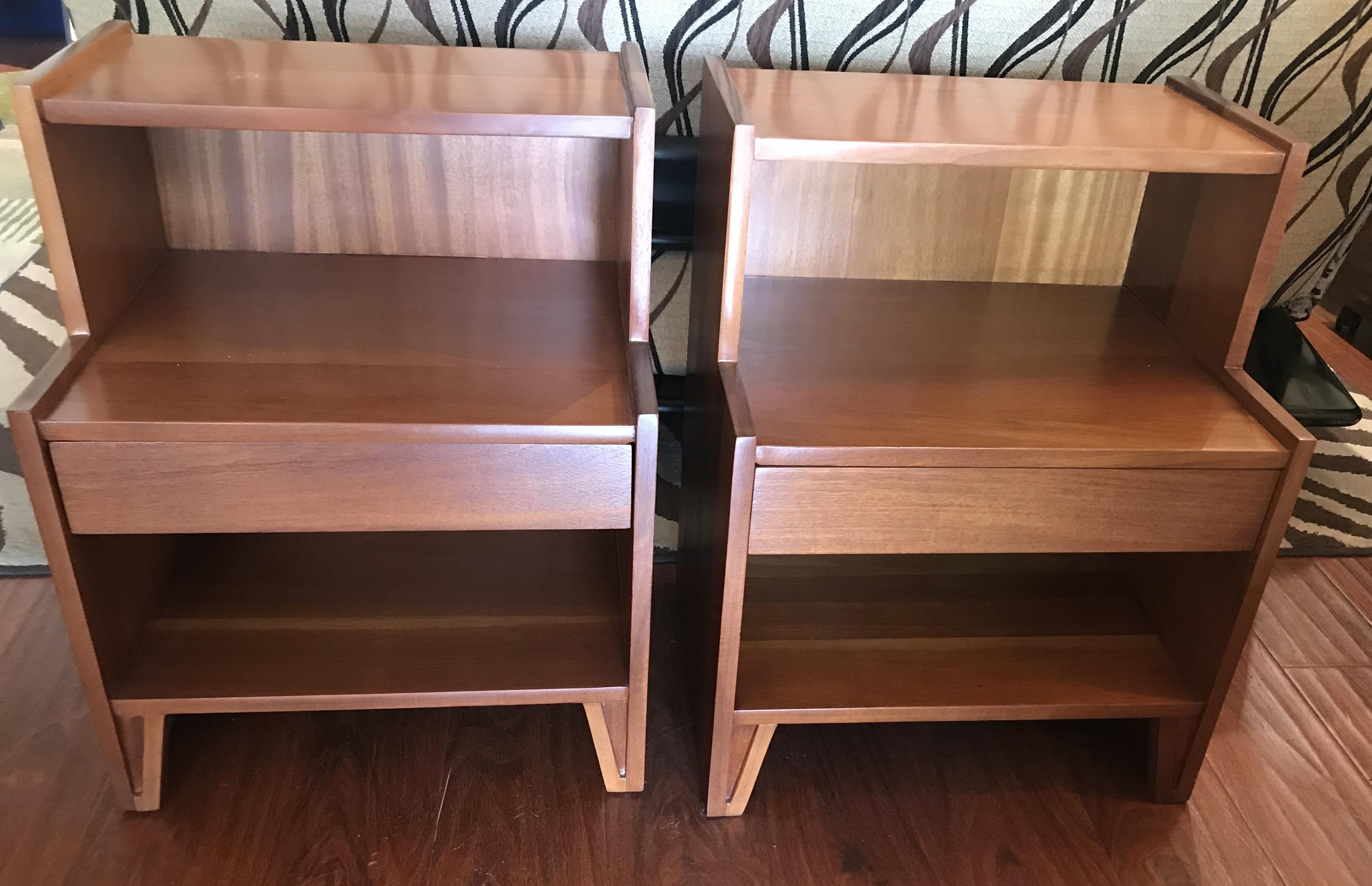 Clean lines pair of walnut nightstands made in the 1950s by Landstrom Furniture Corporation.
The height of the lower part is 17