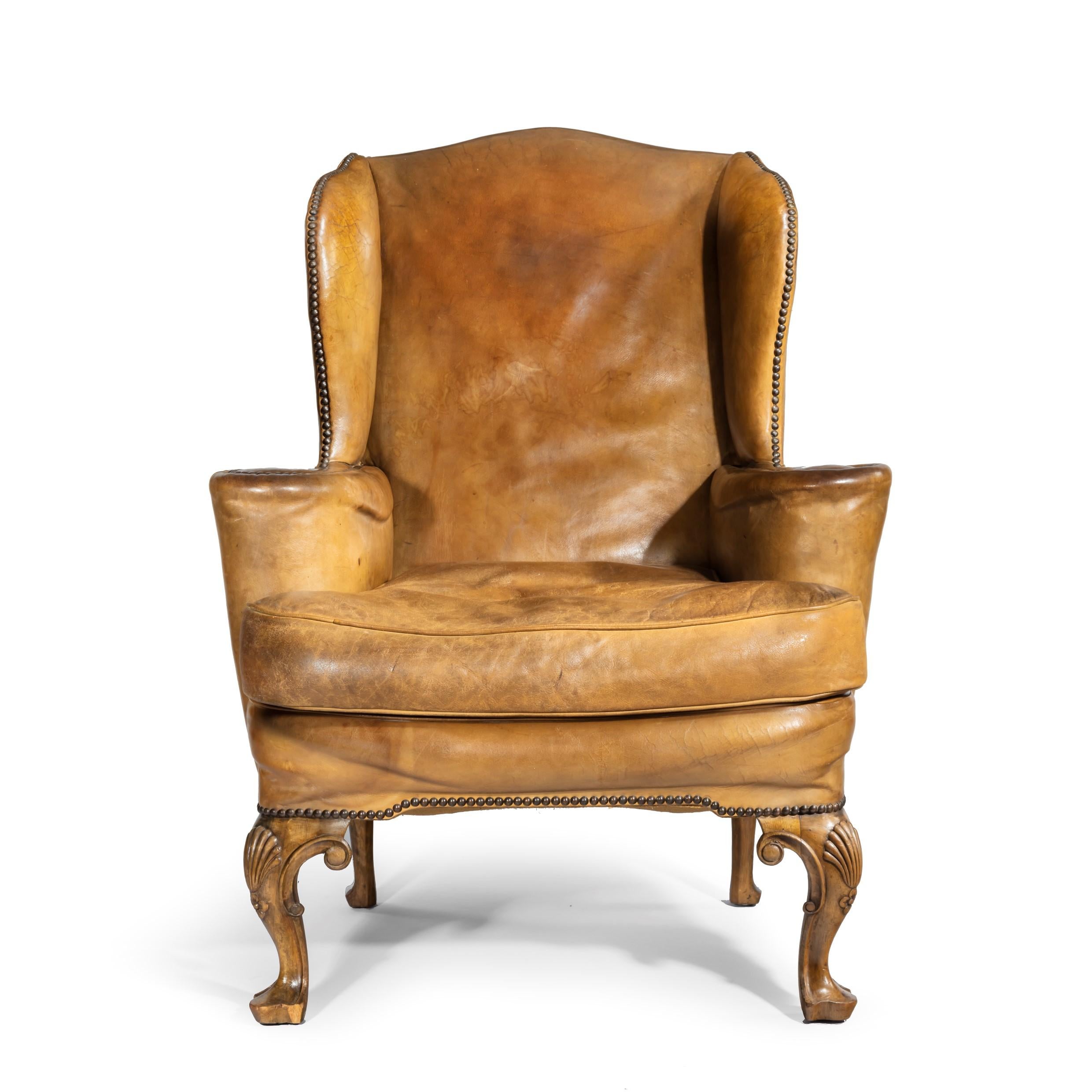 Anglais Paire de fauteuils à oreilles en noyer de style Queen Anne en vente