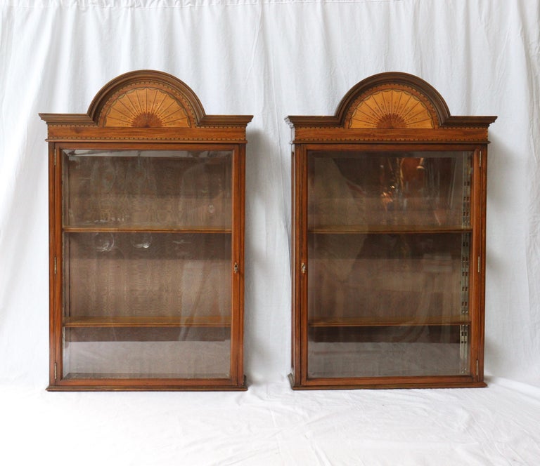 A pair of wall display windows cabinets
Marquetry and beveled glass on each face
Label on the back :
Waring et Gillow, Ltd. BY APPOINTMENT TO THE KING.9 rue Glûck Paris.Londres, Liverpool, Manchester
circa 1905
Each with three marquetred
