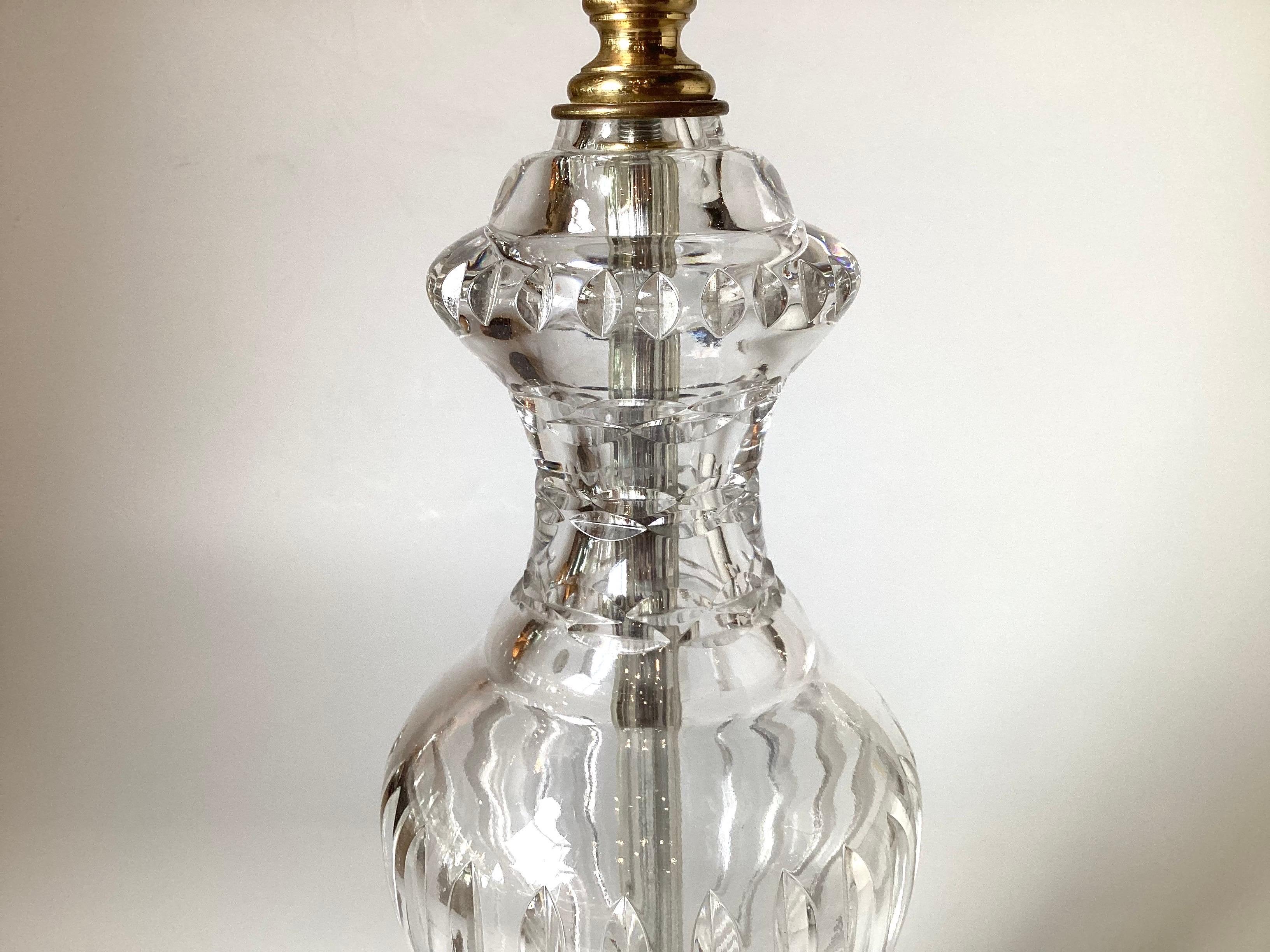 Ein Paar wasserklare Kristall-Tischlampen Hollywood Regency (Europäisch) im Angebot