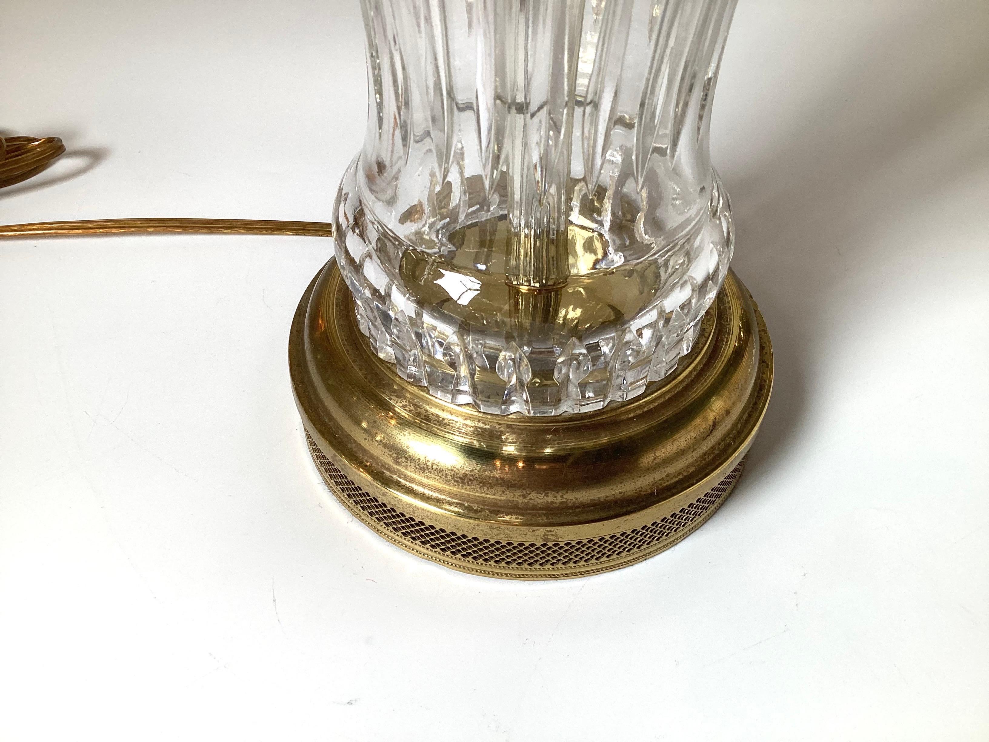 Ein Paar wasserklare Kristall-Tischlampen Hollywood Regency im Zustand „Gut“ im Angebot in Lambertville, NJ