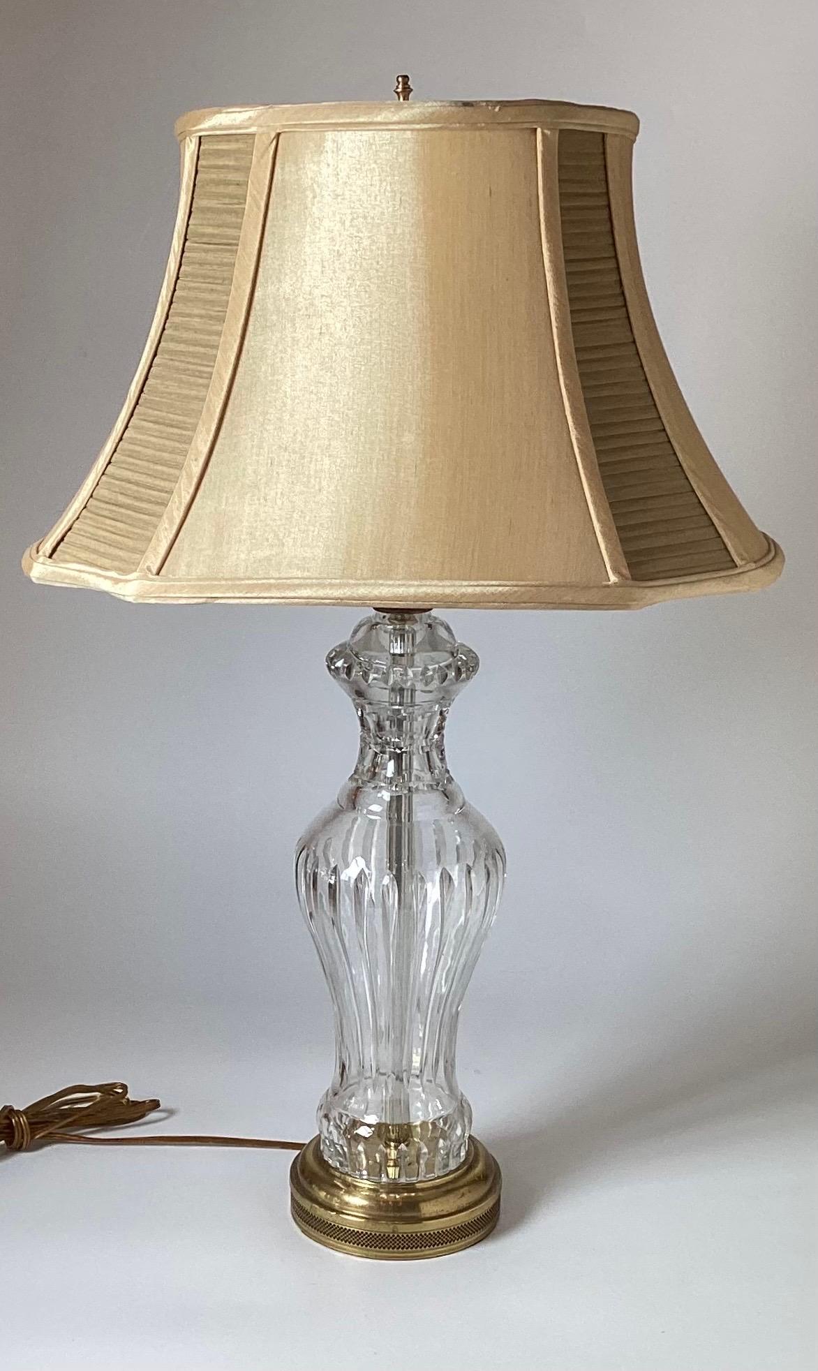 Ein Paar wasserklare Kristall-Tischlampen Hollywood Regency (Mitte des 20. Jahrhunderts) im Angebot