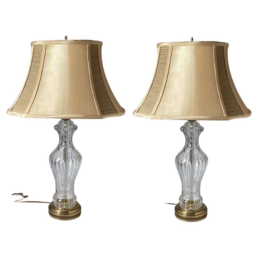 Ein Paar wasserklare Kristall-Tischlampen Hollywood Regency im Angebot
