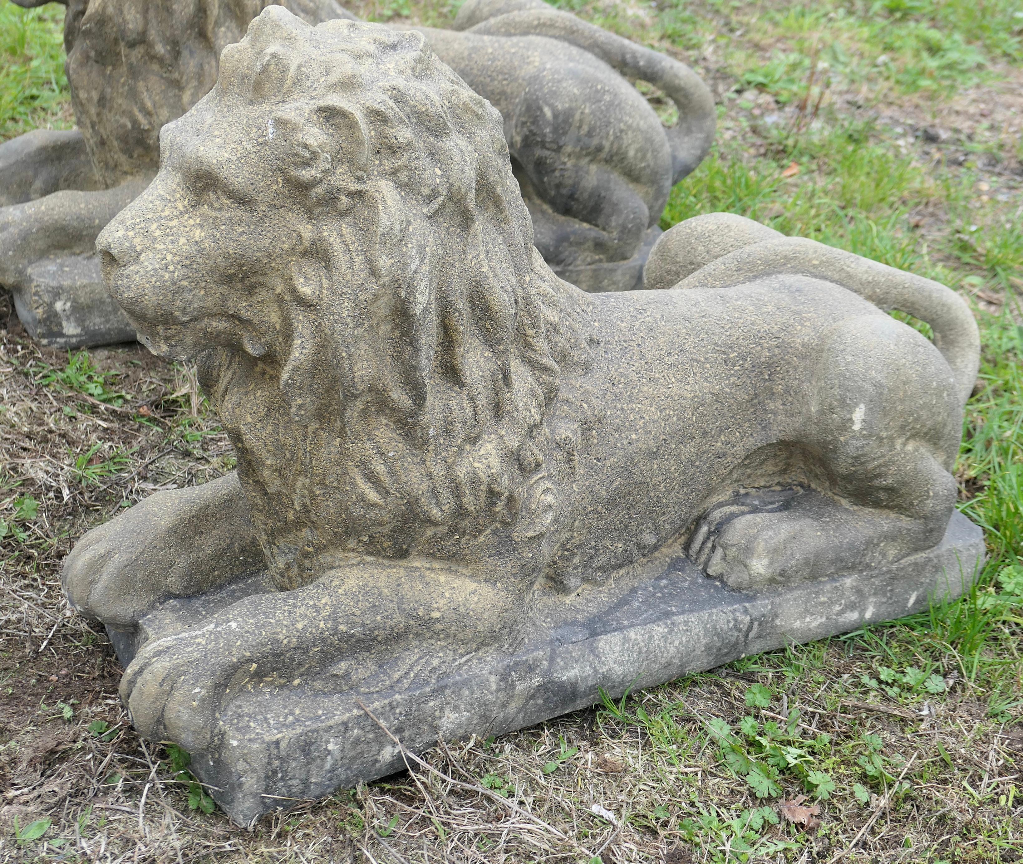 Pietra artificiale Una coppia di leoni guardiani esposti alle intemperie   I Leoni sono completamente scolpiti a tutto tondo in vendita