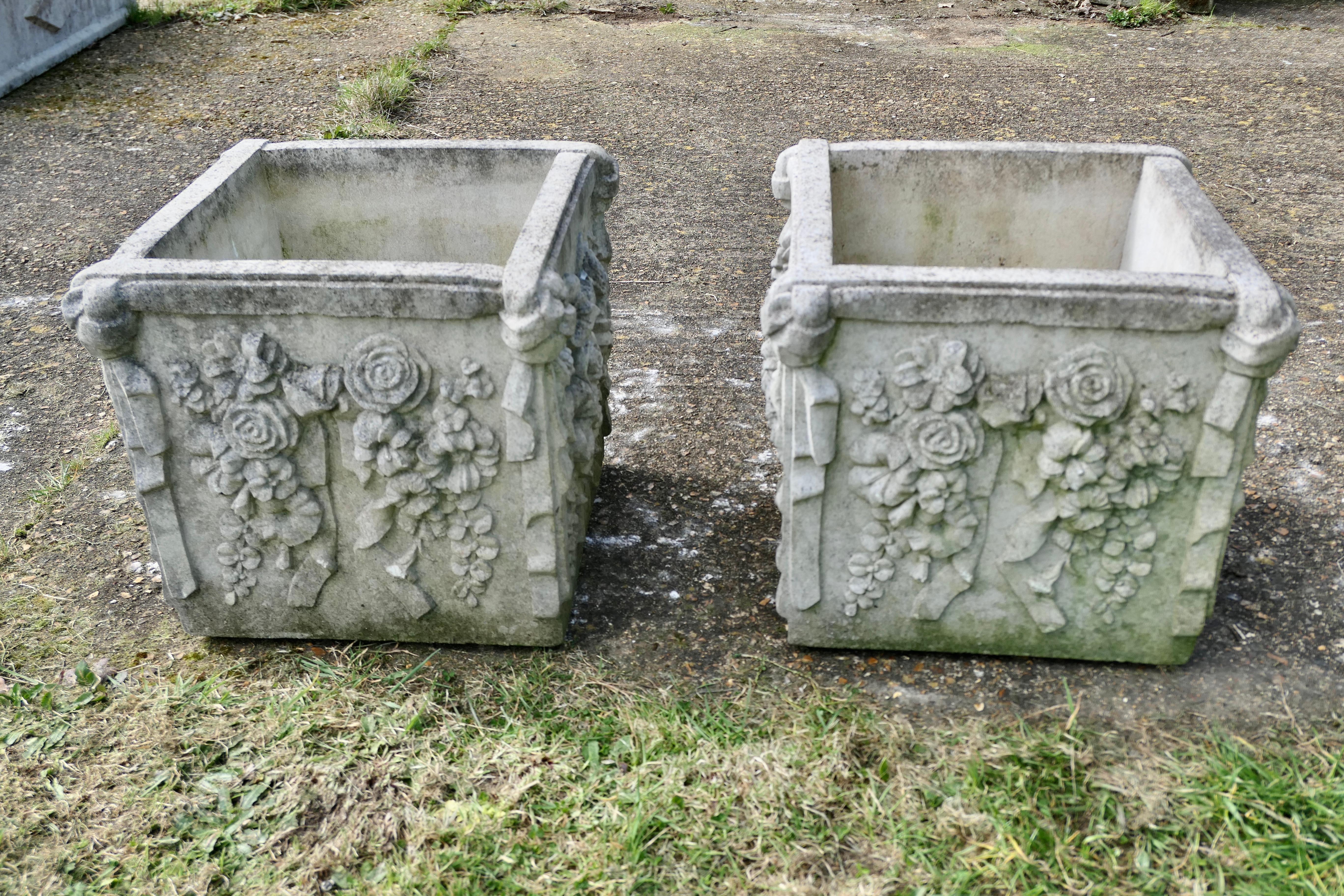 A Pair of Weathered Large Haddonstone Garden Planters  An excellent pair of larg In Good Condition For Sale In Godshill, Isle of Wight