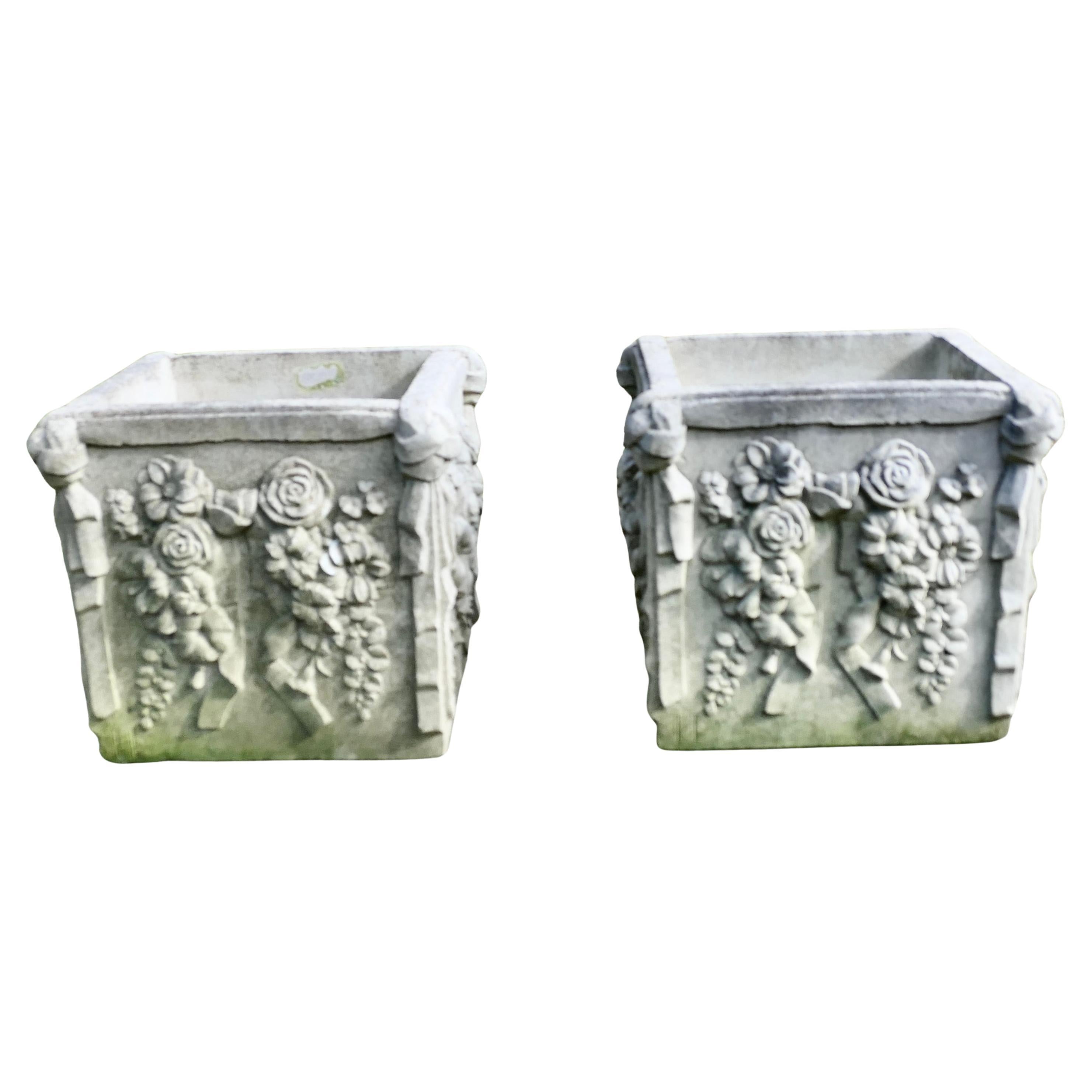 Pareja de jardineras grandes de Haddonstone envejecidas  Un excelente par de grandes