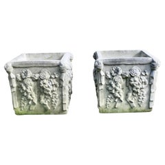 Pareja de jardineras grandes de Haddonstone envejecidas  Un excelente par de grandes