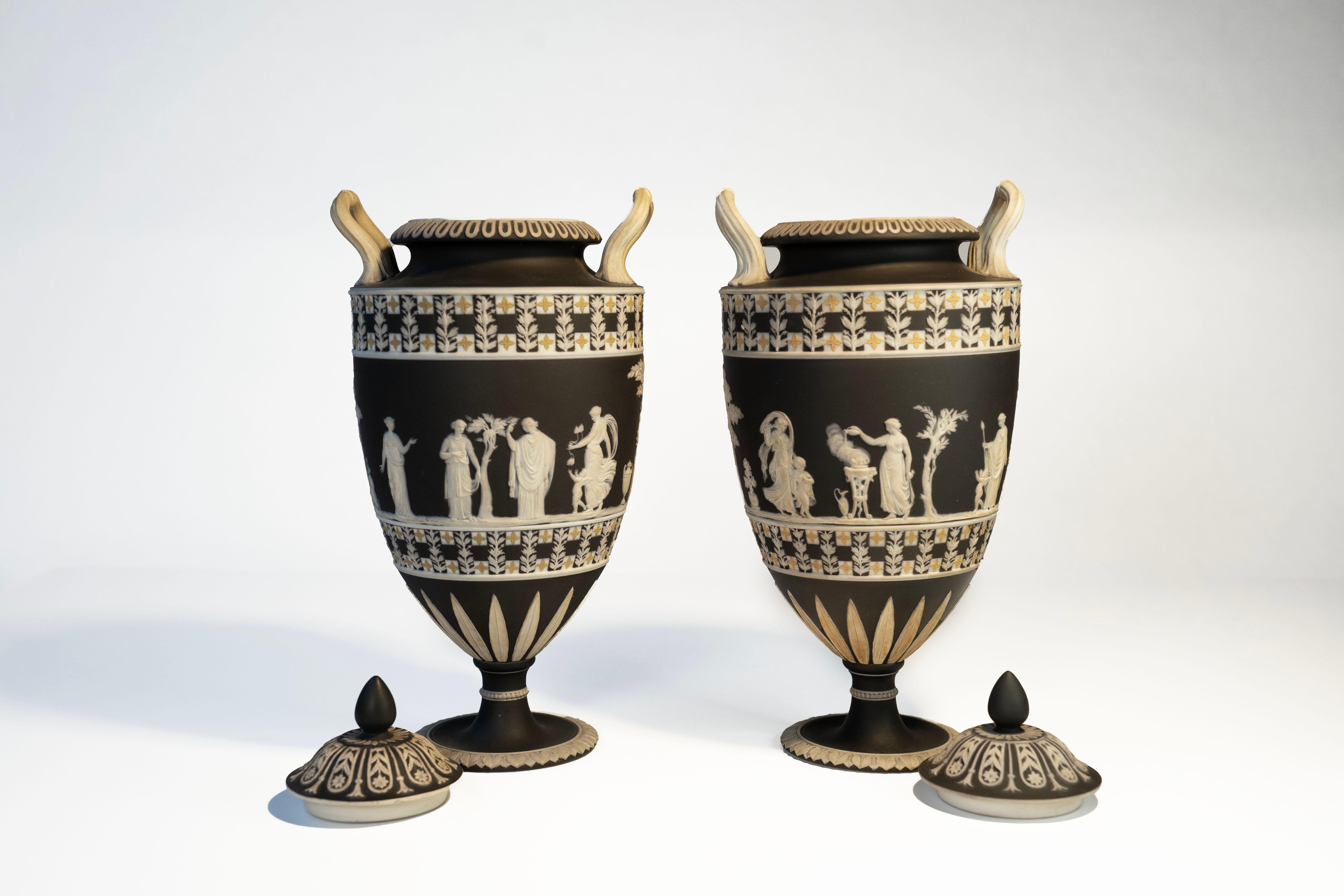 Coppia di vasi a immersione tricolore in diaspro di Wedgwood, circa 18° secolo.  Ognuno di essi è costellato da una fascia continua di figure classiche tra bande di viti erette alternate a teste di fiori.  Piccolo marchio impresso in maiuscolo