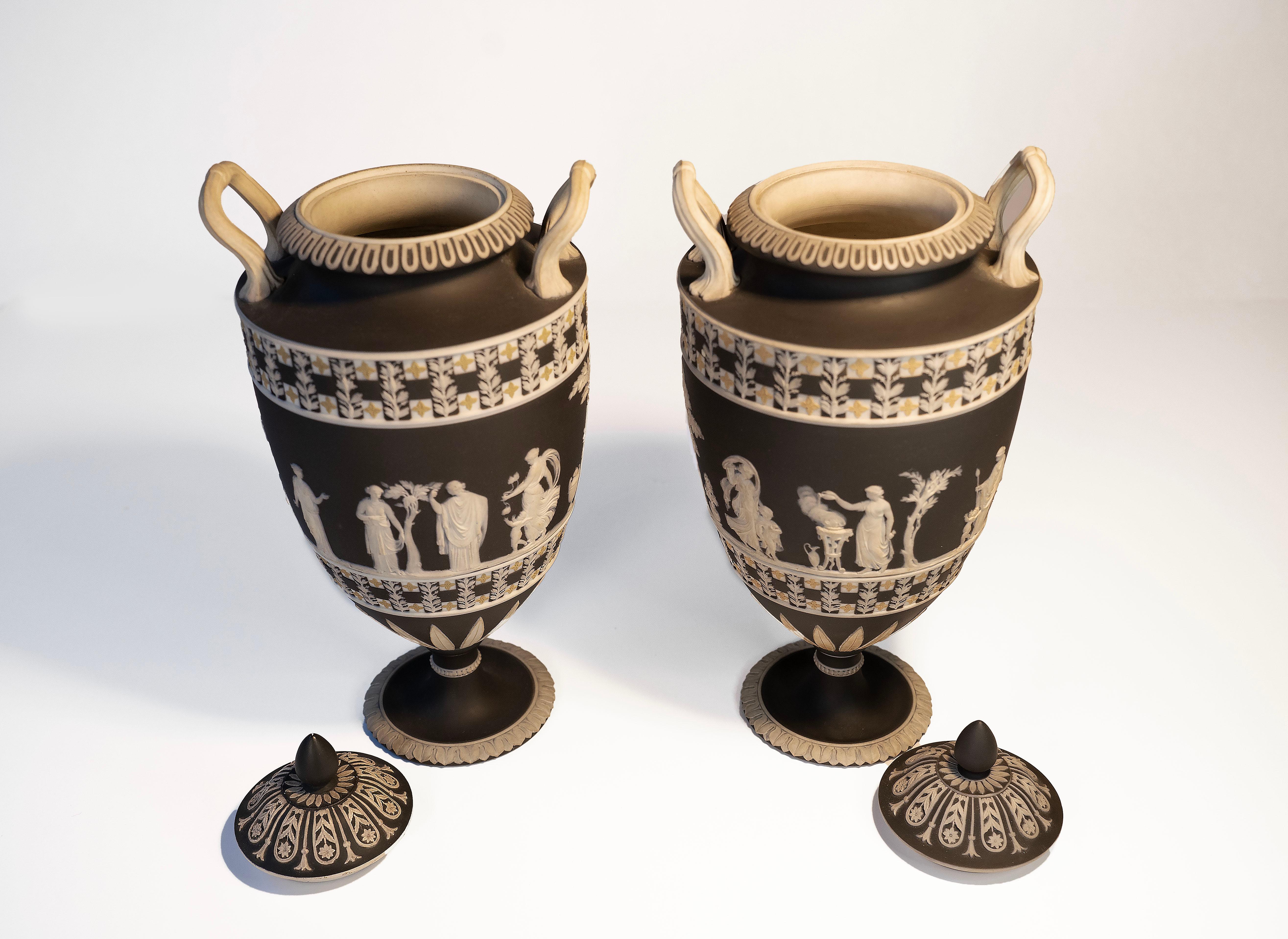 Greco classico Coppia di vasi a immersione tricolore in diaspro di Wedgwood, circa 18° secolo in vendita