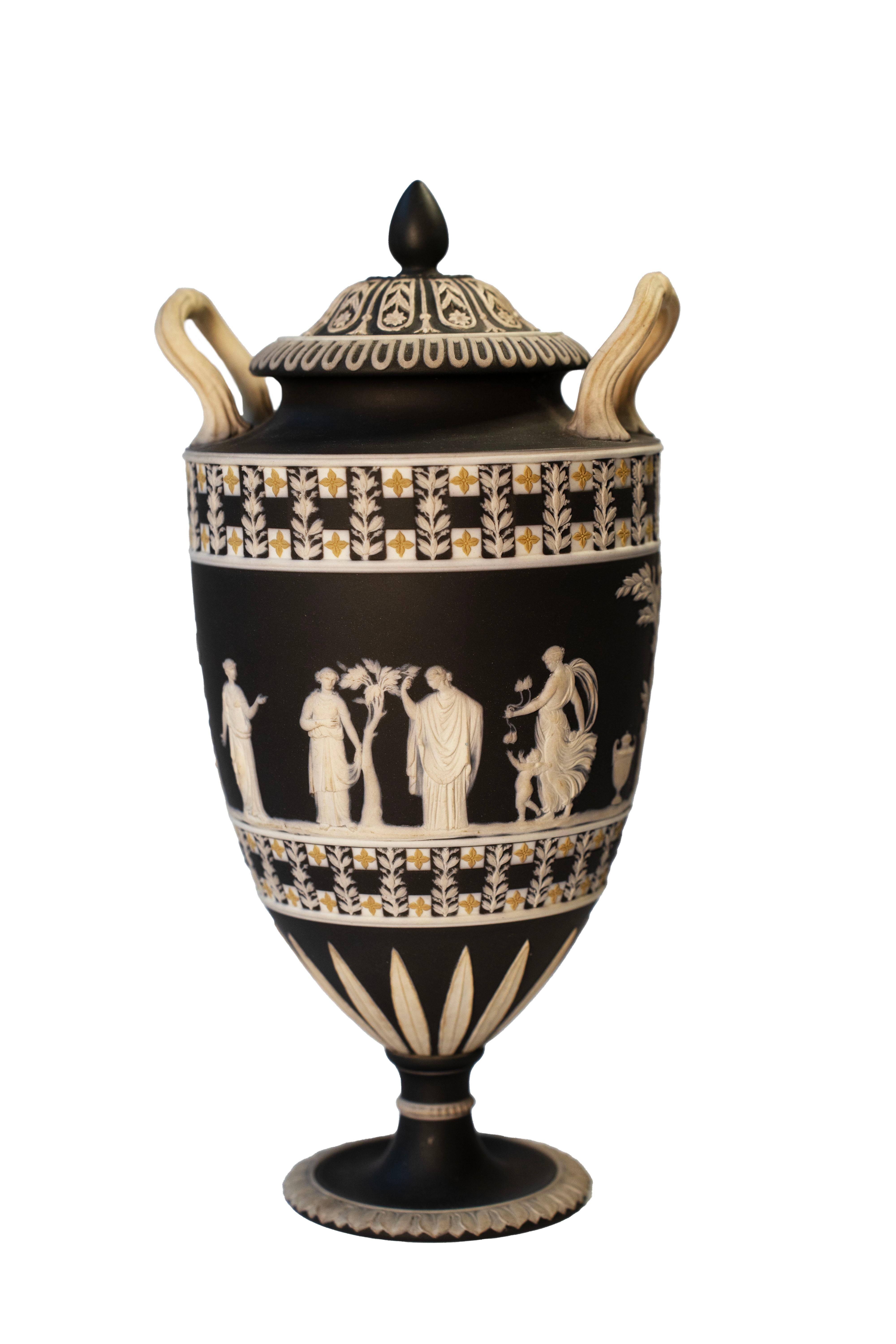 Inglese Coppia di vasi a immersione tricolore in diaspro di Wedgwood, circa 18° secolo in vendita