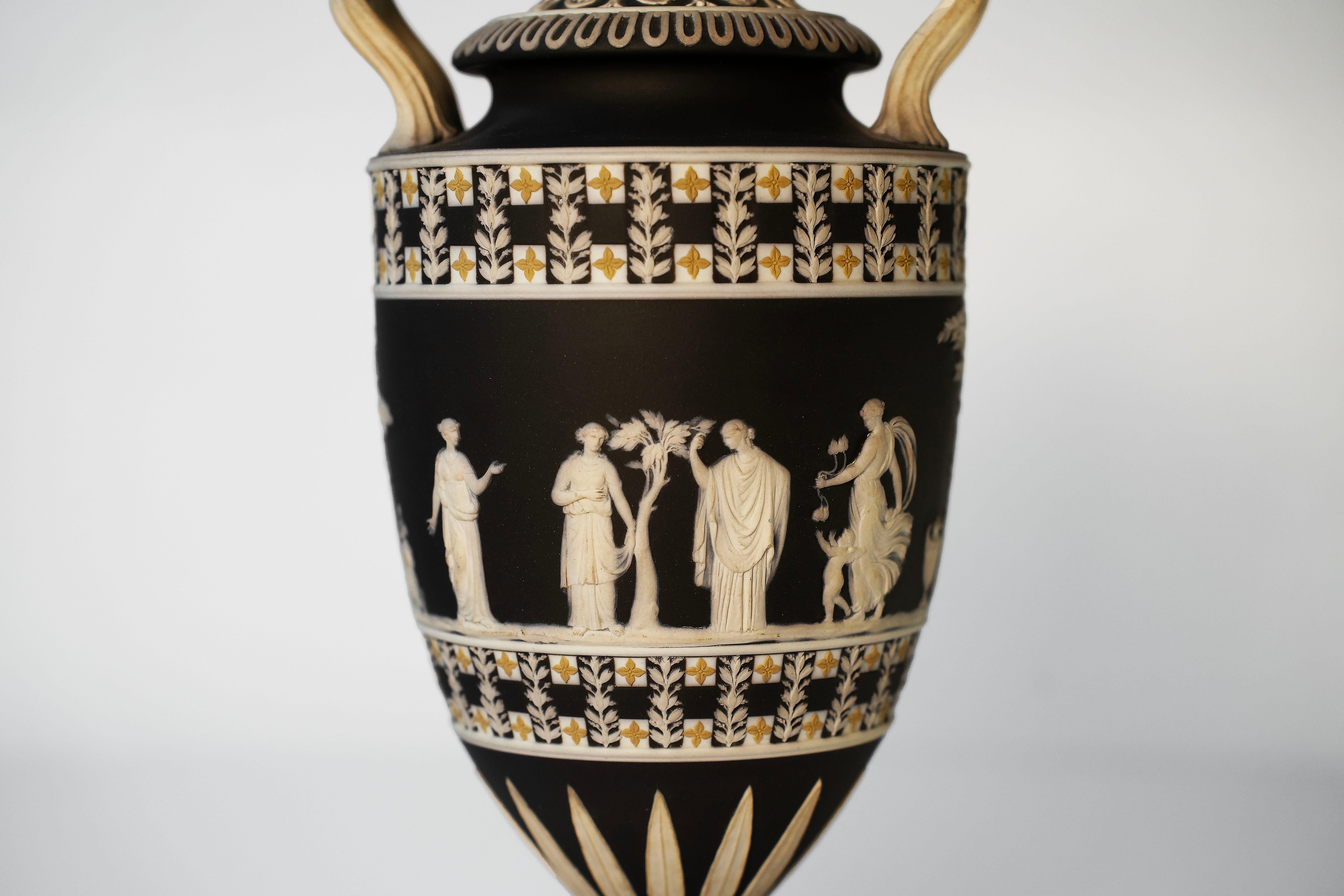 Coppia di vasi a immersione tricolore in diaspro di Wedgwood, circa 18° secolo In condizioni buone in vendita a Scottsdale, AZ