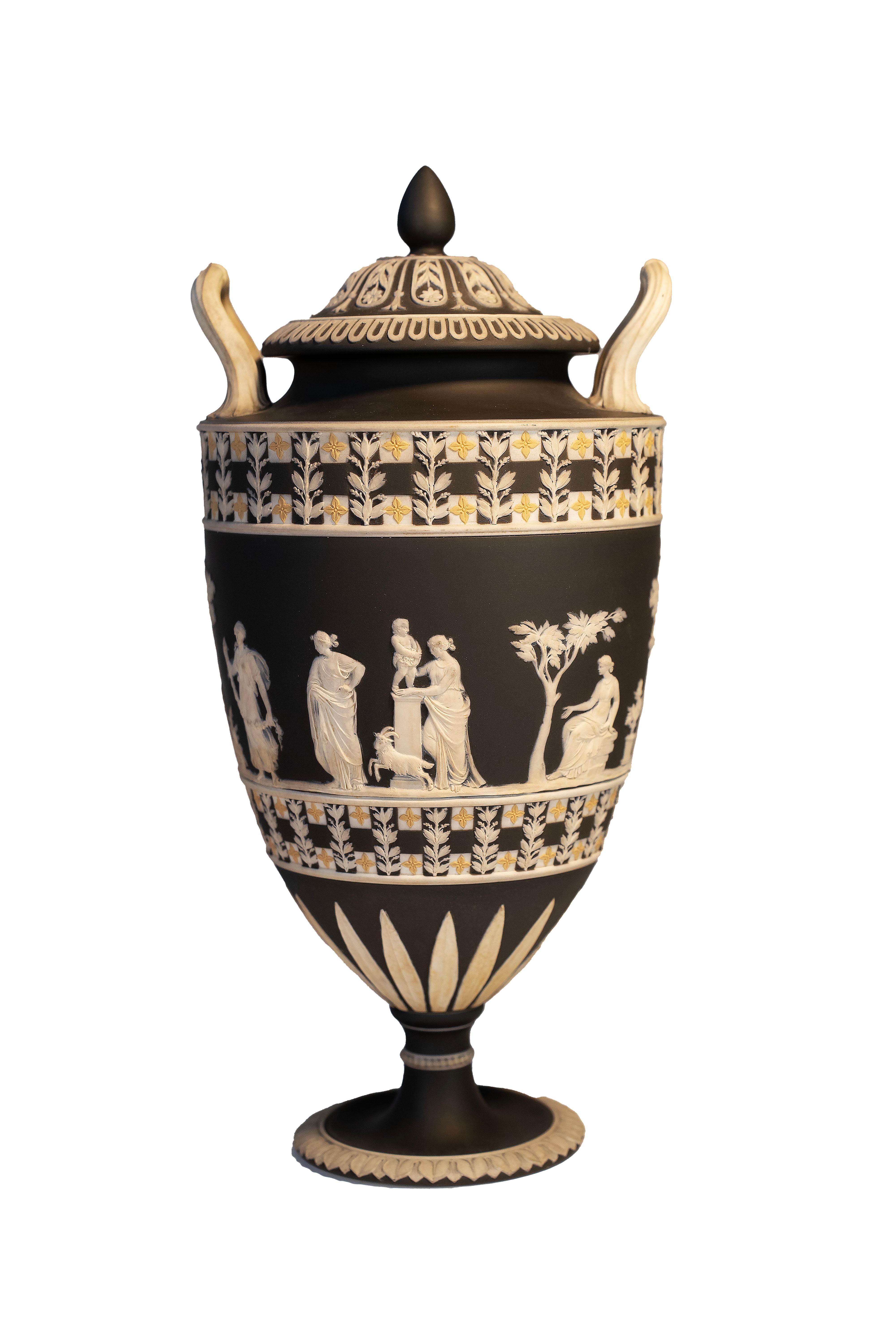 Fino al XVIII secolo Coppia di vasi a immersione tricolore in diaspro di Wedgwood, circa 18° secolo in vendita