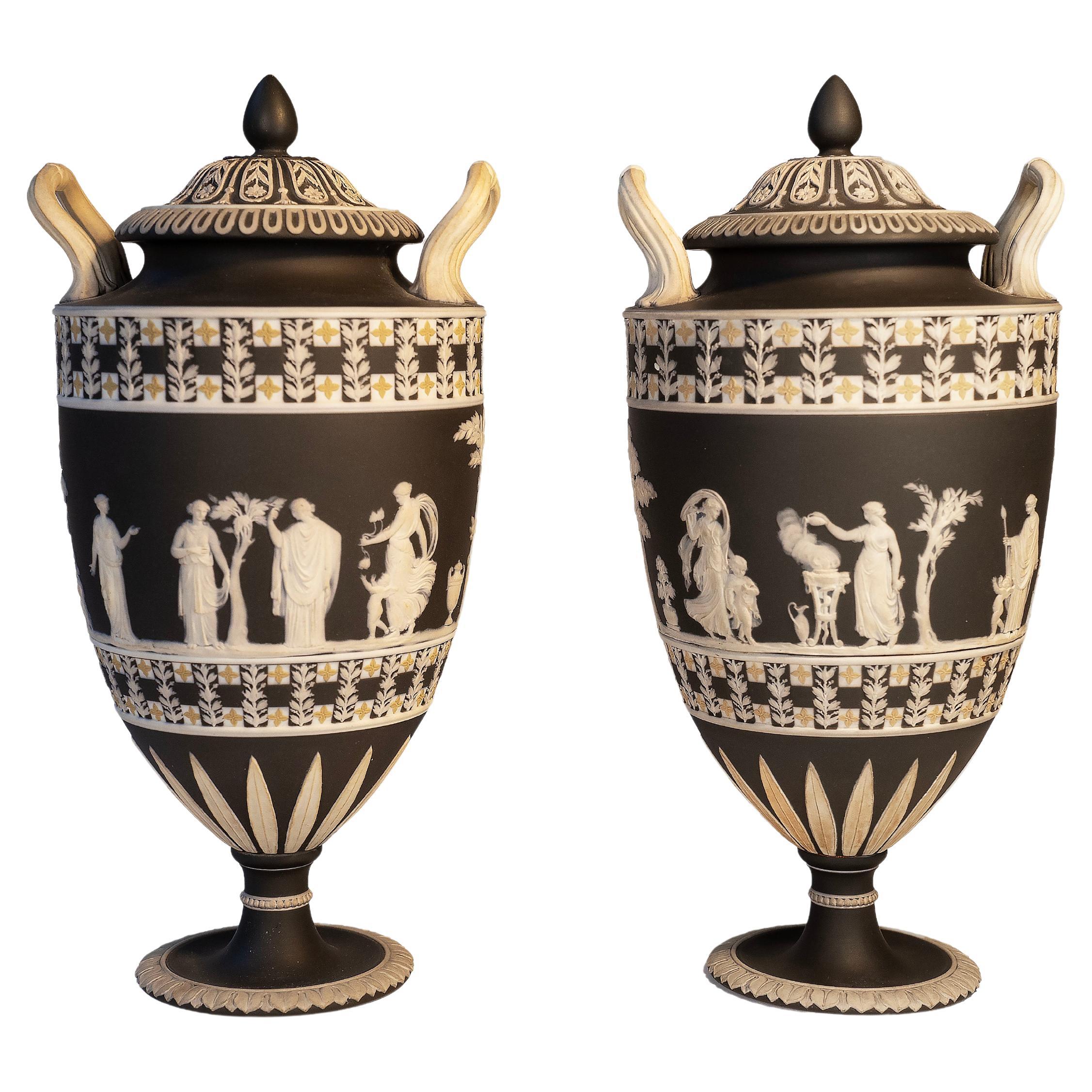 Pareja de jarrones tricolores de jaspe de Wedgwood, circa siglo XVIII