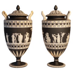 Pareja de jarrones tricolores de jaspe de Wedgwood, circa siglo XVIII