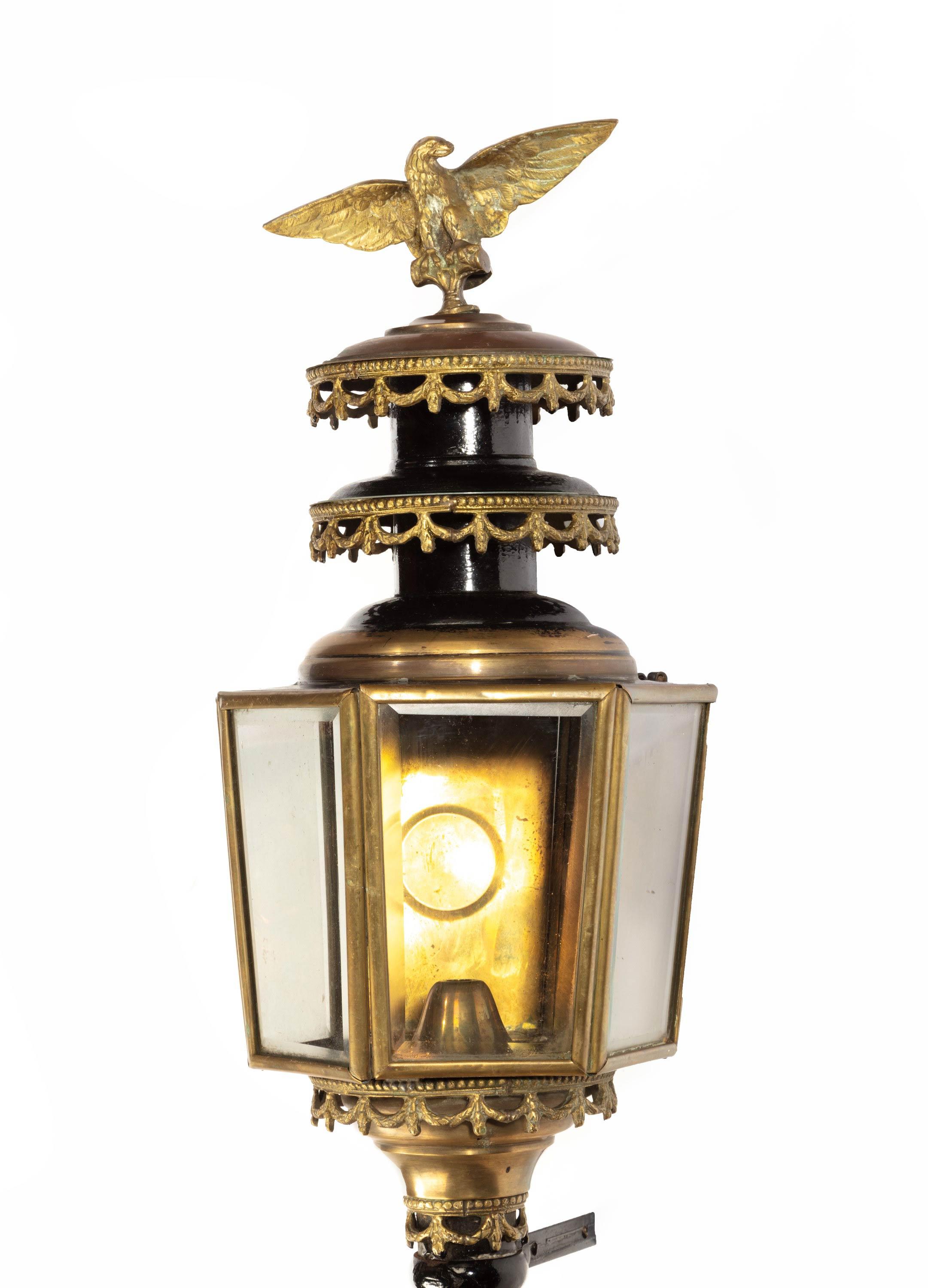 Lampen aus gut patinierter Bronze und vergoldeter Bronze, Paar (Englisch) im Angebot