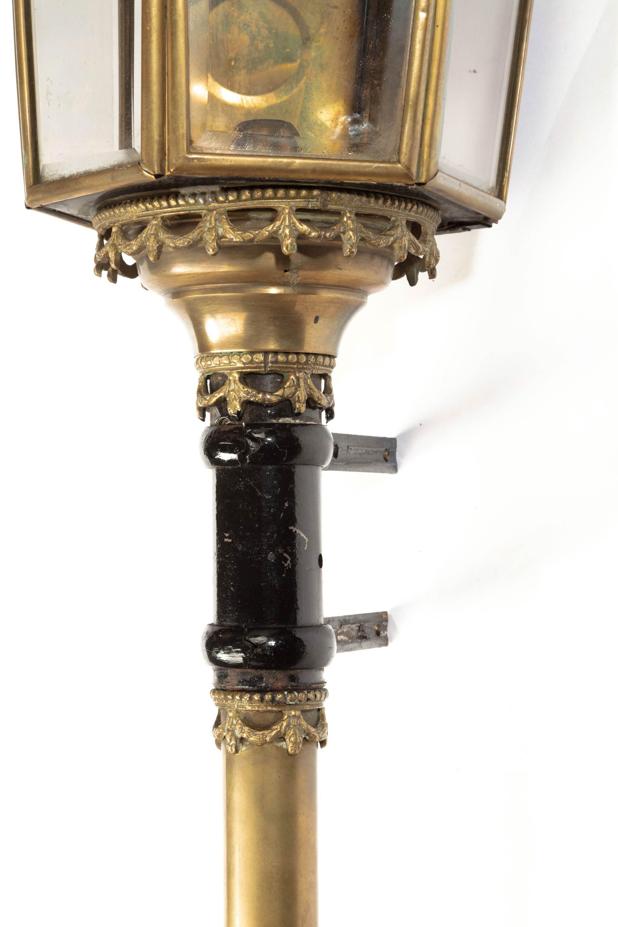 Lampen aus gut patinierter Bronze und vergoldeter Bronze, Paar (20. Jahrhundert) im Angebot