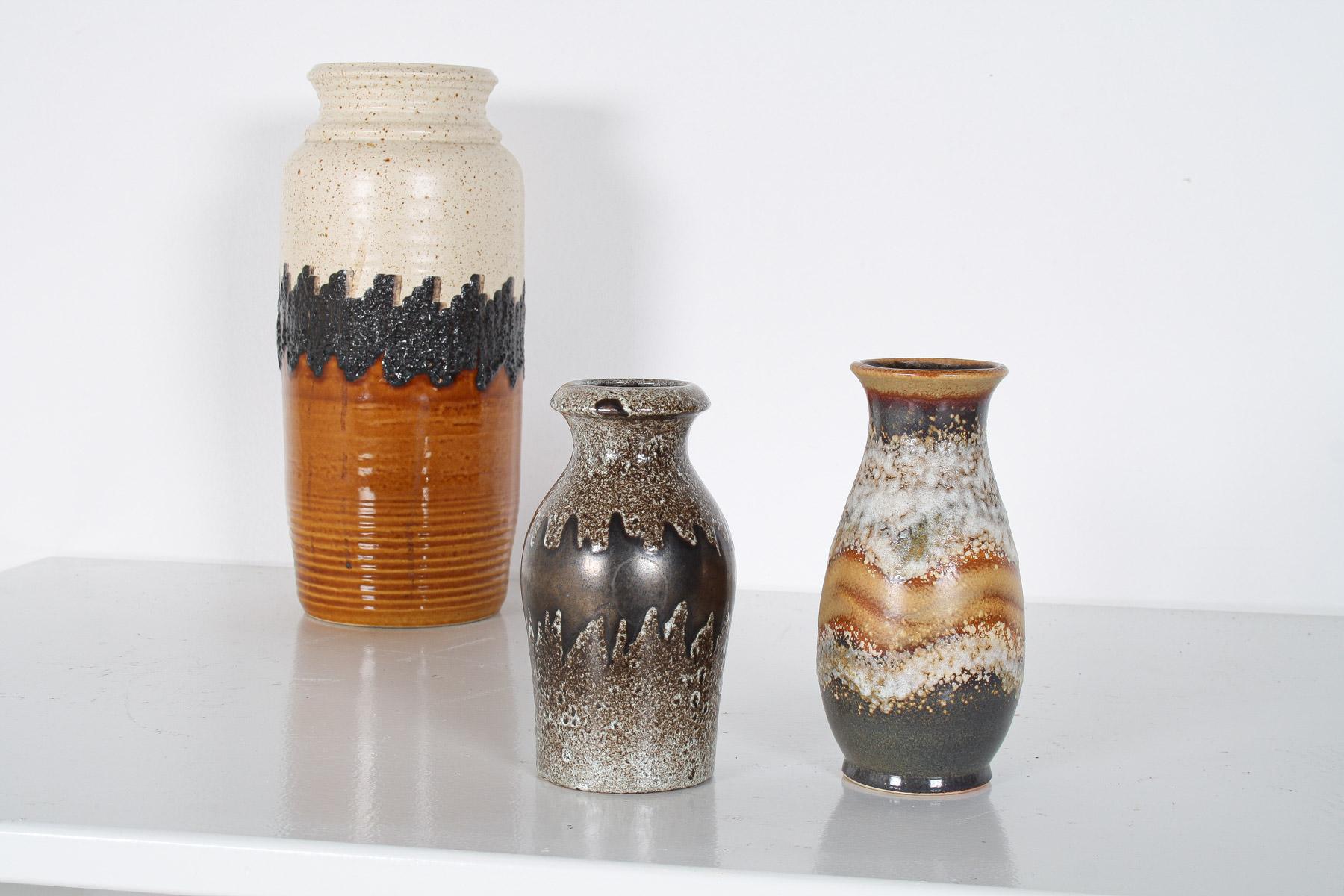 Une superbe paire de  Les vases de lave en poterie d'Allemagne de l'Ouest ont tous deux un caractère unique et offrent des couleurs vibrantes et terreuses.
1 x Dumler & Breiden 479/22 (H21.5cm x W11cm) (8.5