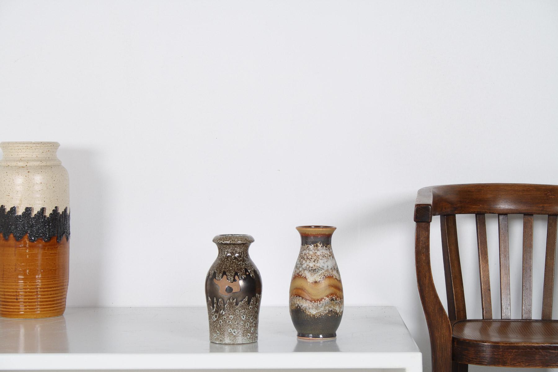 Mid-Century Modern Paire de vases à lave en West German Pottery dans des tons terreux et vibrants - Shelf Art en vente