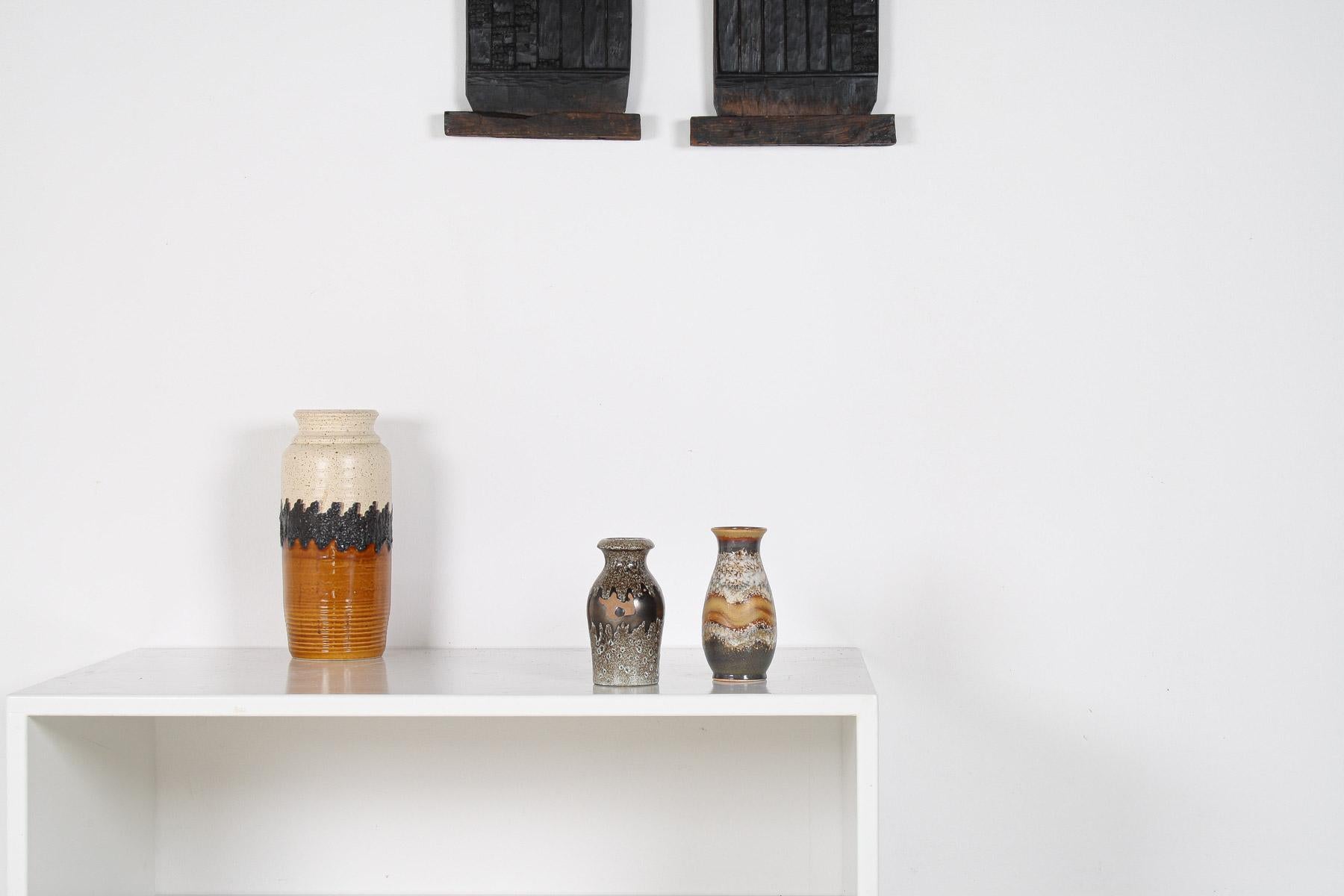 Paire de vases à lave en West German Pottery dans des tons terreux et vibrants - Shelf Art Bon état - En vente à Llanbrynmair, GB