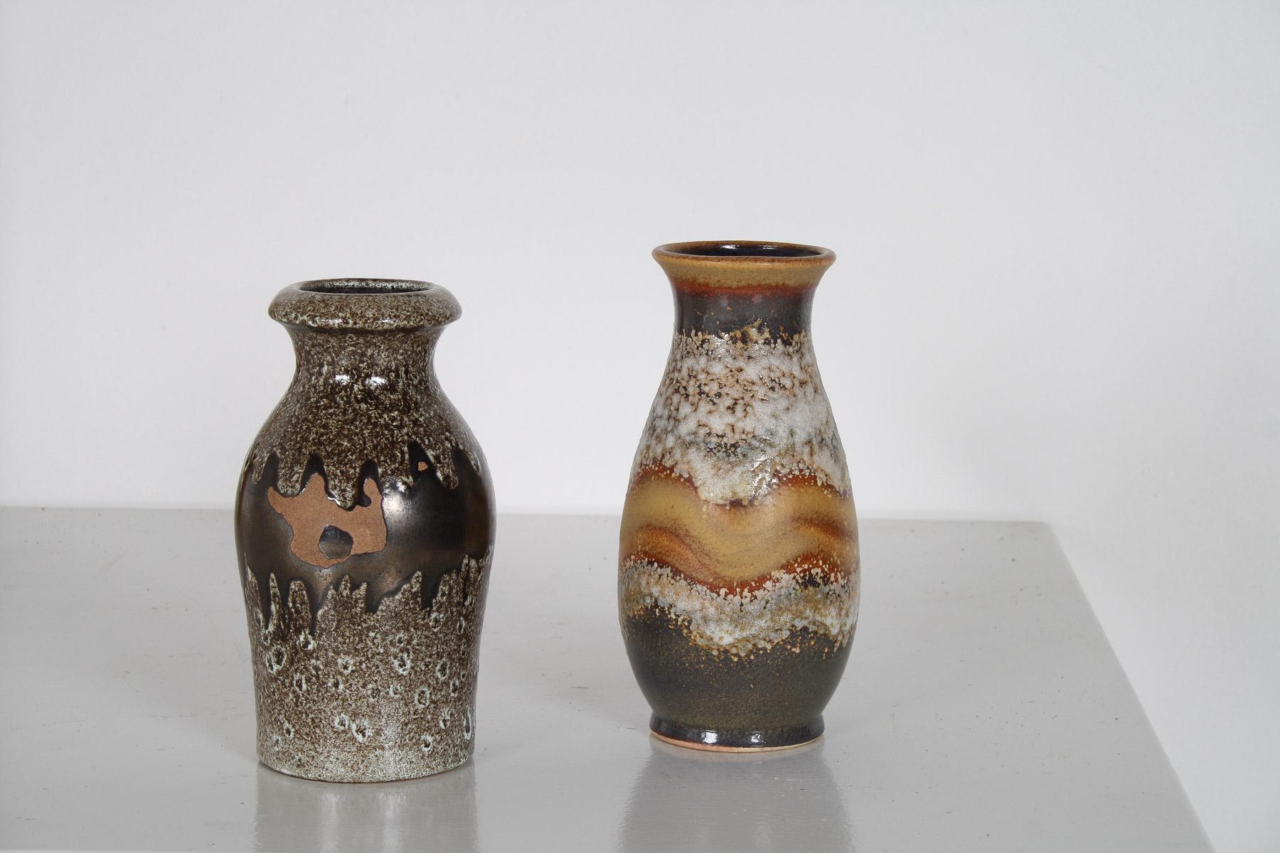 20ième siècle Paire de vases à lave en West German Pottery dans des tons terreux et vibrants - Shelf Art en vente