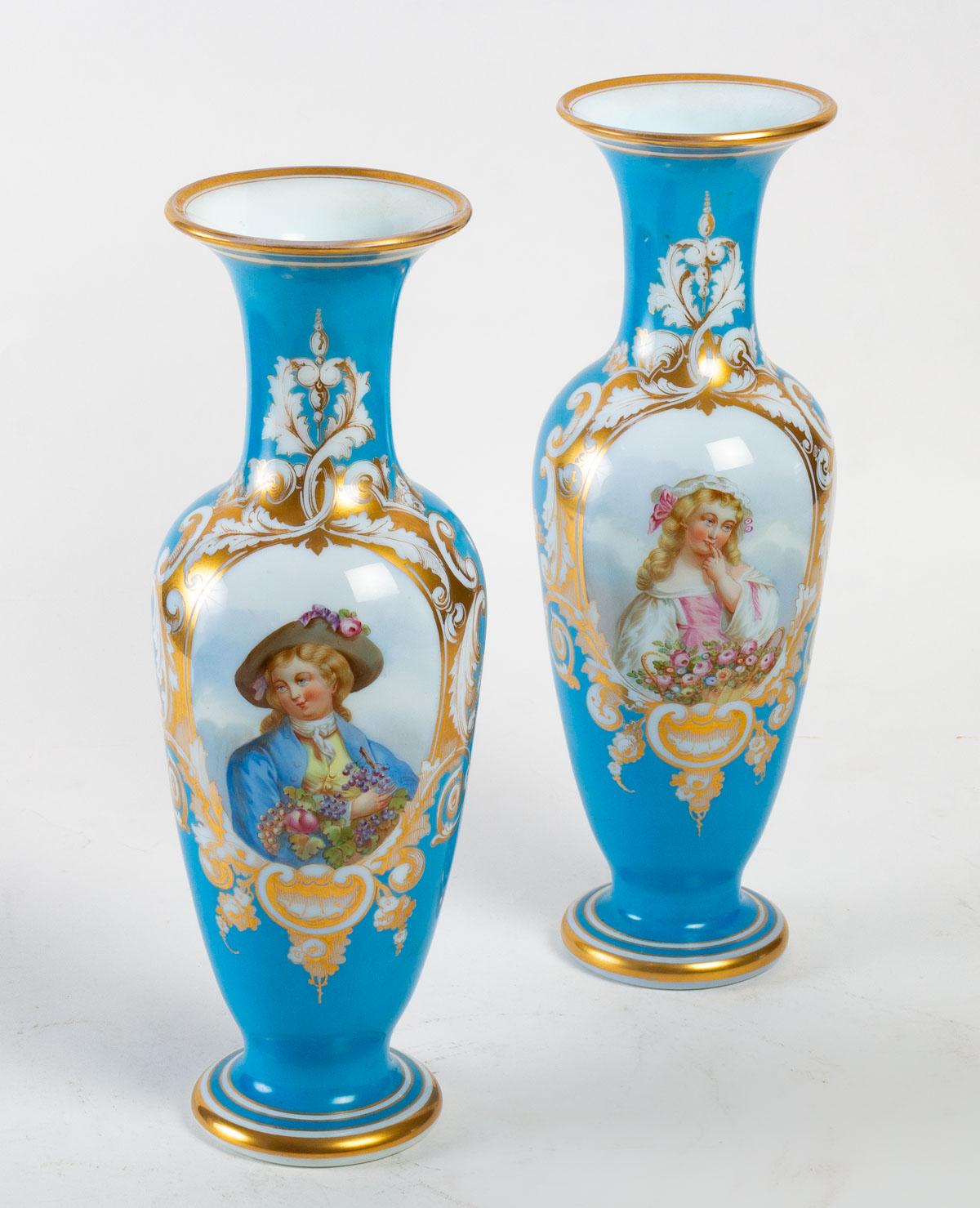Paar weiße und himmelblaue Opalvasen (Opalglas) im Angebot