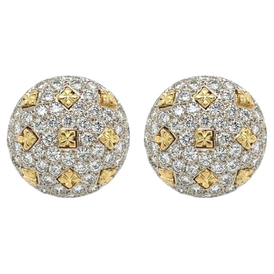 Ein Paar Bombe-Ohrringe aus Weiß- und Gelbgold und Diamanten mit Knopfleiste im Angebot
