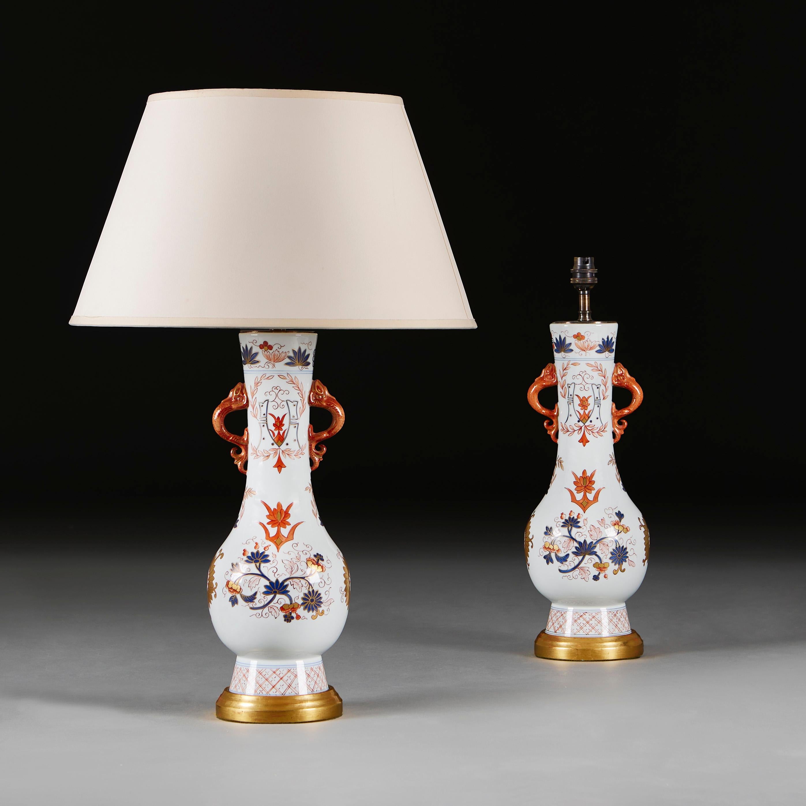 Francia, hacia 1850

Pareja de jarrones Samson de mediados del siglo XIX, de fondo blanco decorado con coral y decoración floral azul con detalles dorados, con crisantemos dorados en los laterales y asas de coral en los cuellos en forma de delfines.