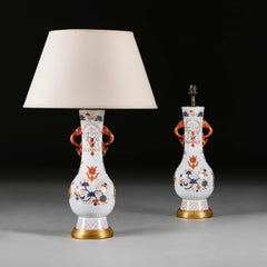 Coppia di vasi Samson bianchi, blu e oro come lampade da tavolo