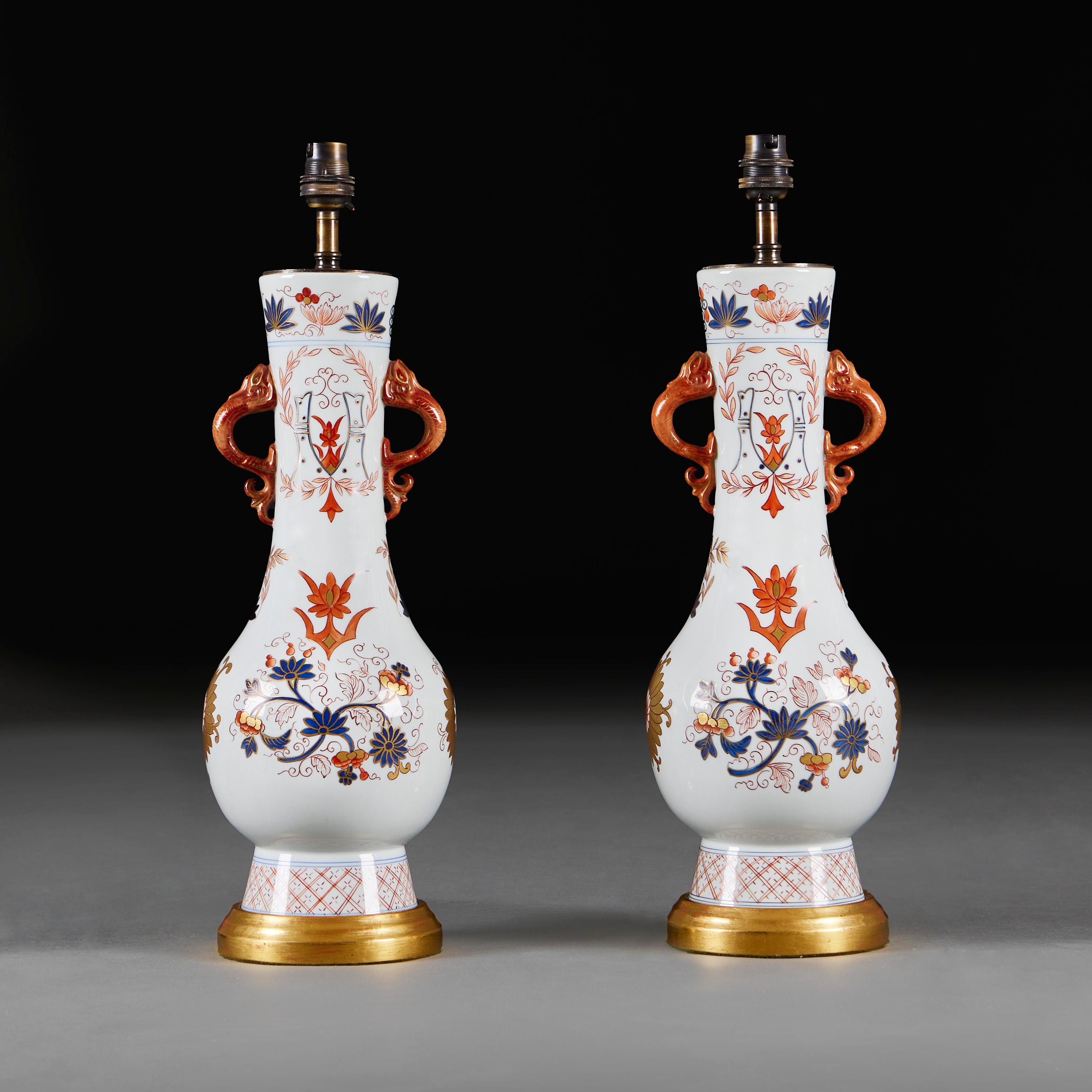 Pareja de jarrones Samson blancos, azules y dorados como lámparas de mesa Francés en venta