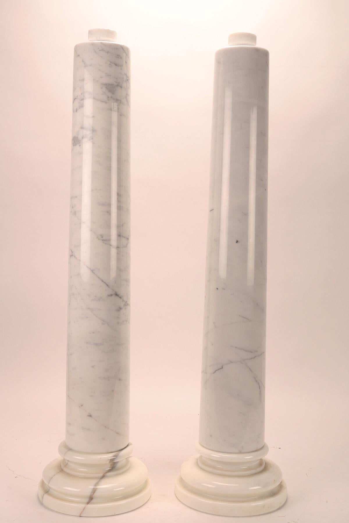 A pair of white Carrara marble columns, Italy 1930s.  For Sale 4
