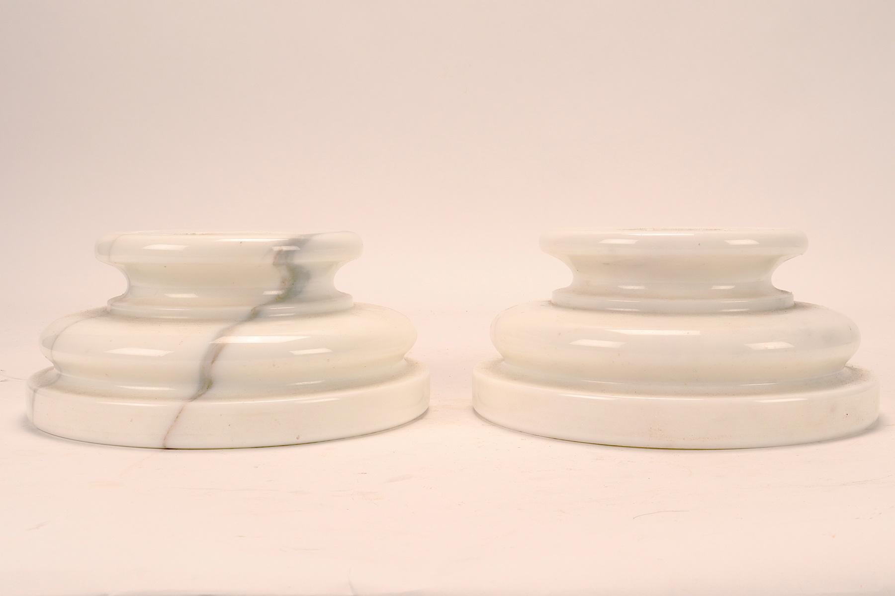 A pair of white Carrara marble columns, Italy 1930s.  For Sale 5