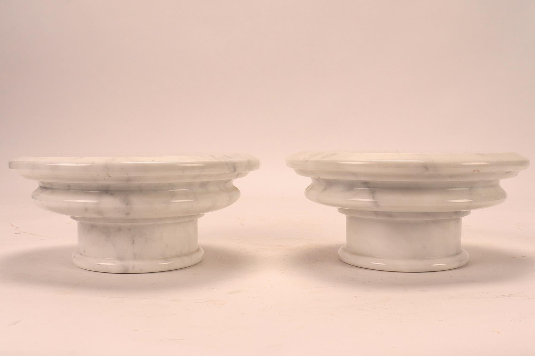 A pair of white Carrara marble columns, Italy 1930s.  For Sale 6