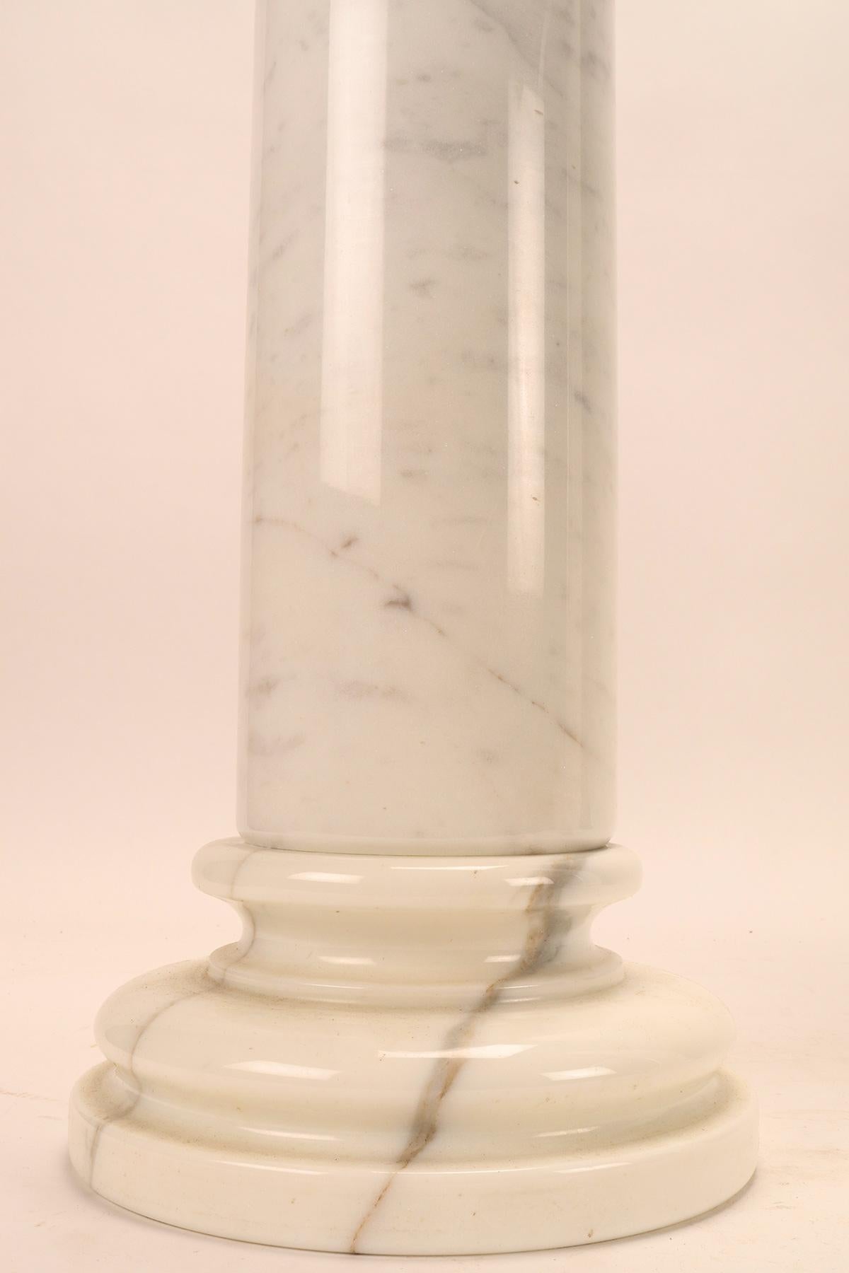 A pair of white Carrara marble columns, Italy 1930s.  For Sale 1