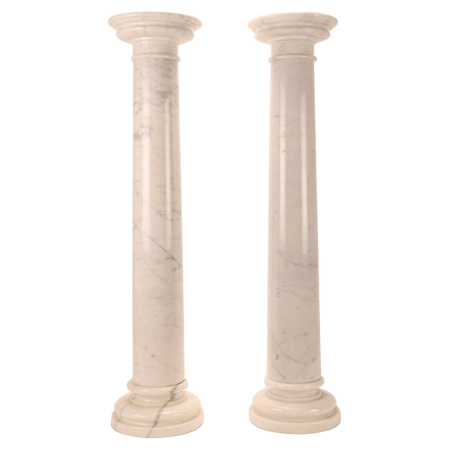 A pair of white Carrara marble columns, Italy 1930s.  For Sale