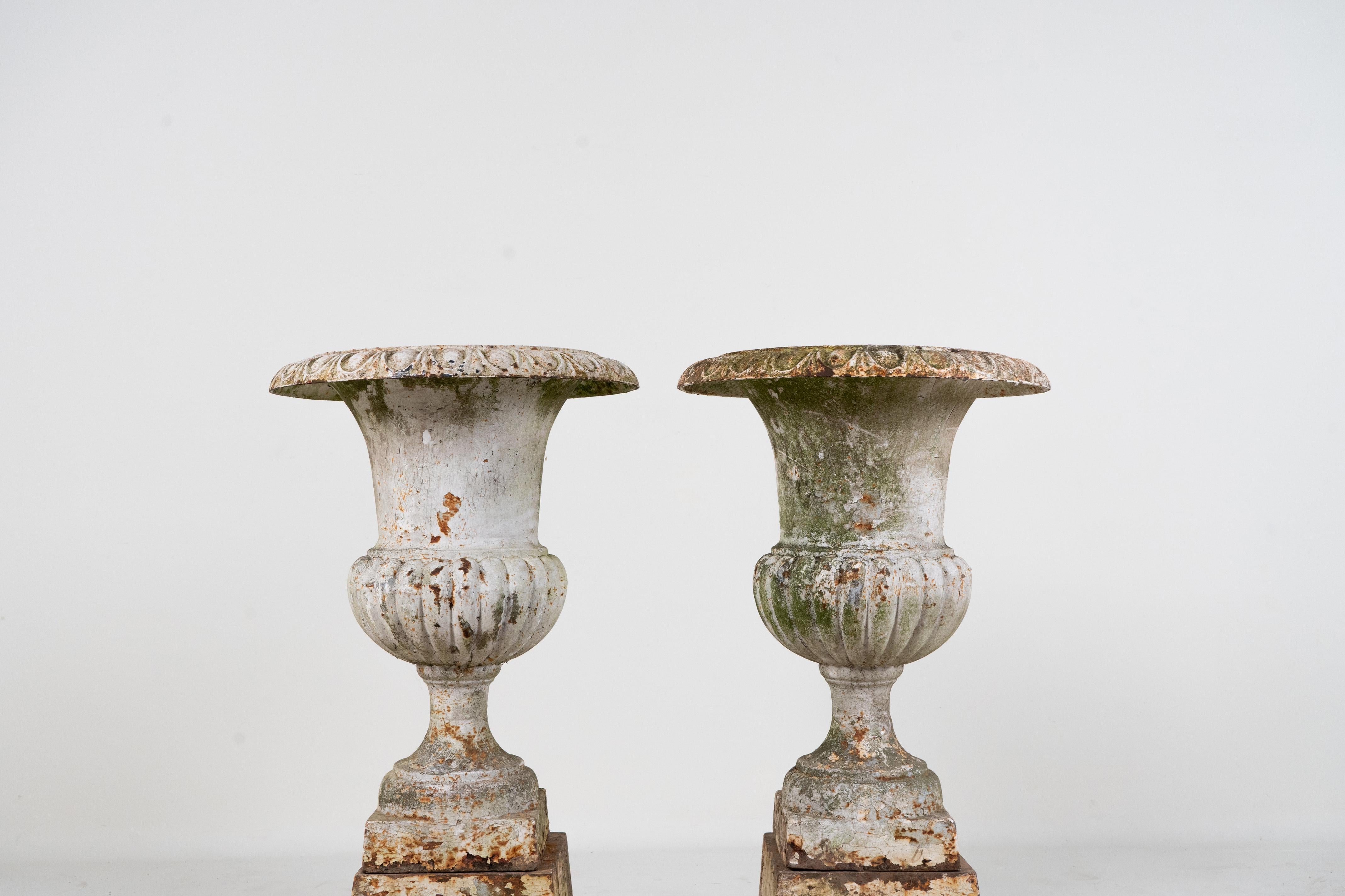 Ein Paar weiße Urnen aus Gusseisen mit Sockeln, Frankreich um 1900 (20. Jahrhundert) im Angebot