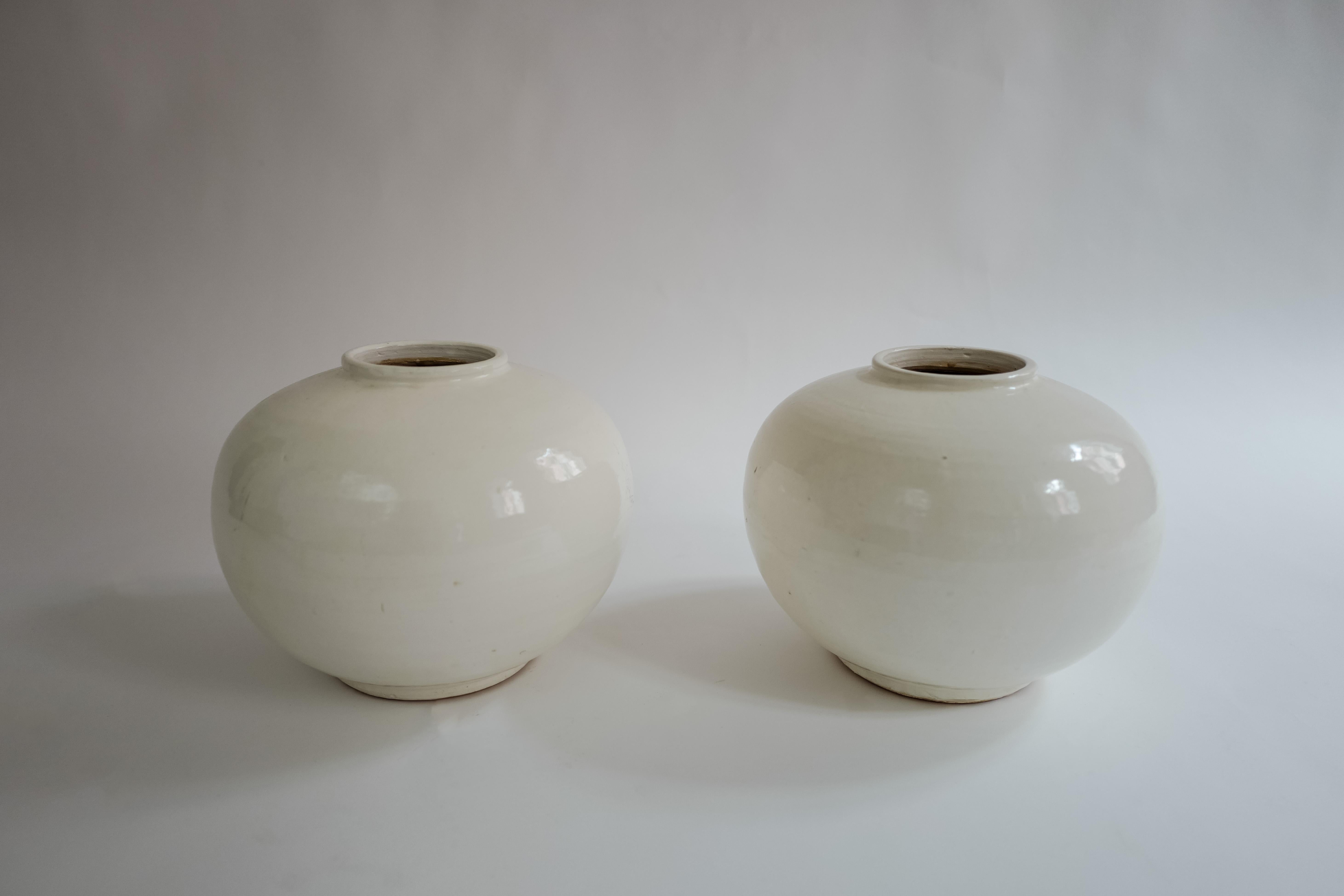Ein Paar weißer chinesischer Keramikvasen aus dem frühen 20. Jahrhundert.