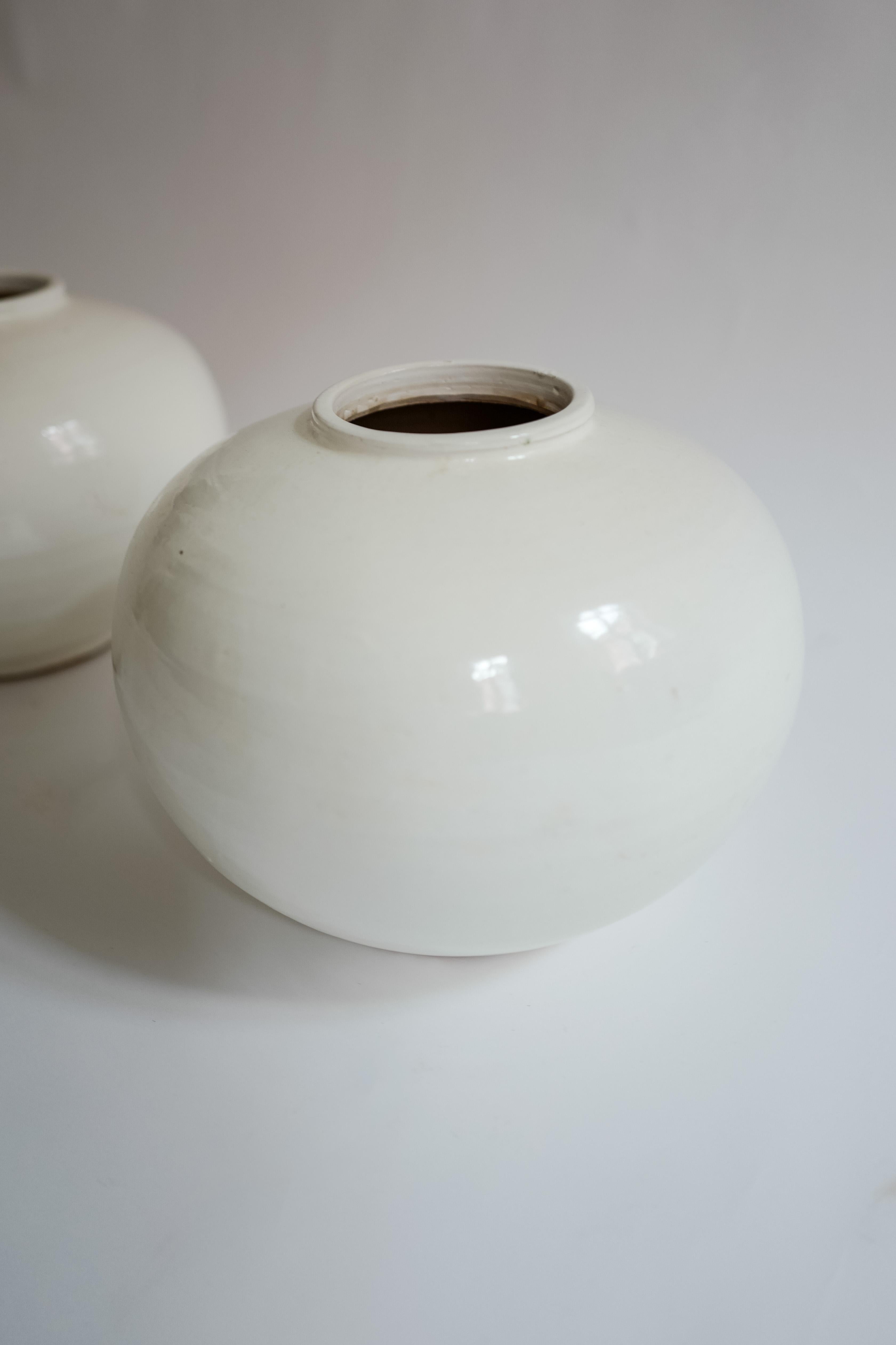 Paar chinesische Vasen oder Tischlampensockel aus weißer Keramik (Chinesischer Export) im Angebot