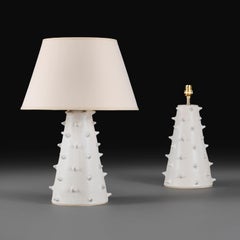 Una coppia di lampade in ceramica d'arte Spikey smaltate di colore bianco