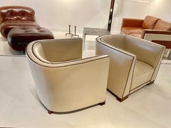Paire de fauteuils club en cuir blanc attribués à Jacques Adnet, France, 1930.