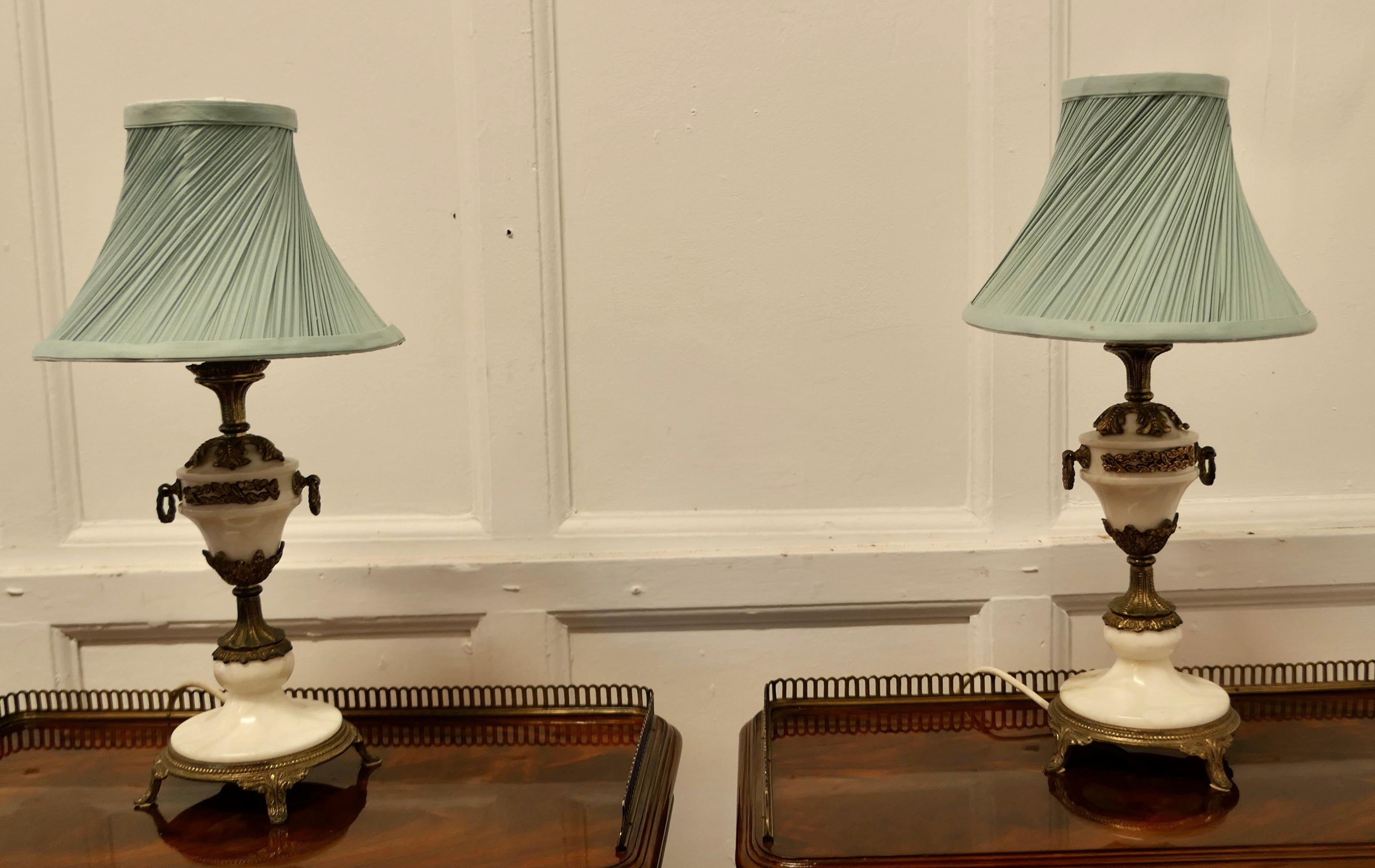 Paire de lampes de table en marbre blanc et bronze doré de style grec classique   en vente 4