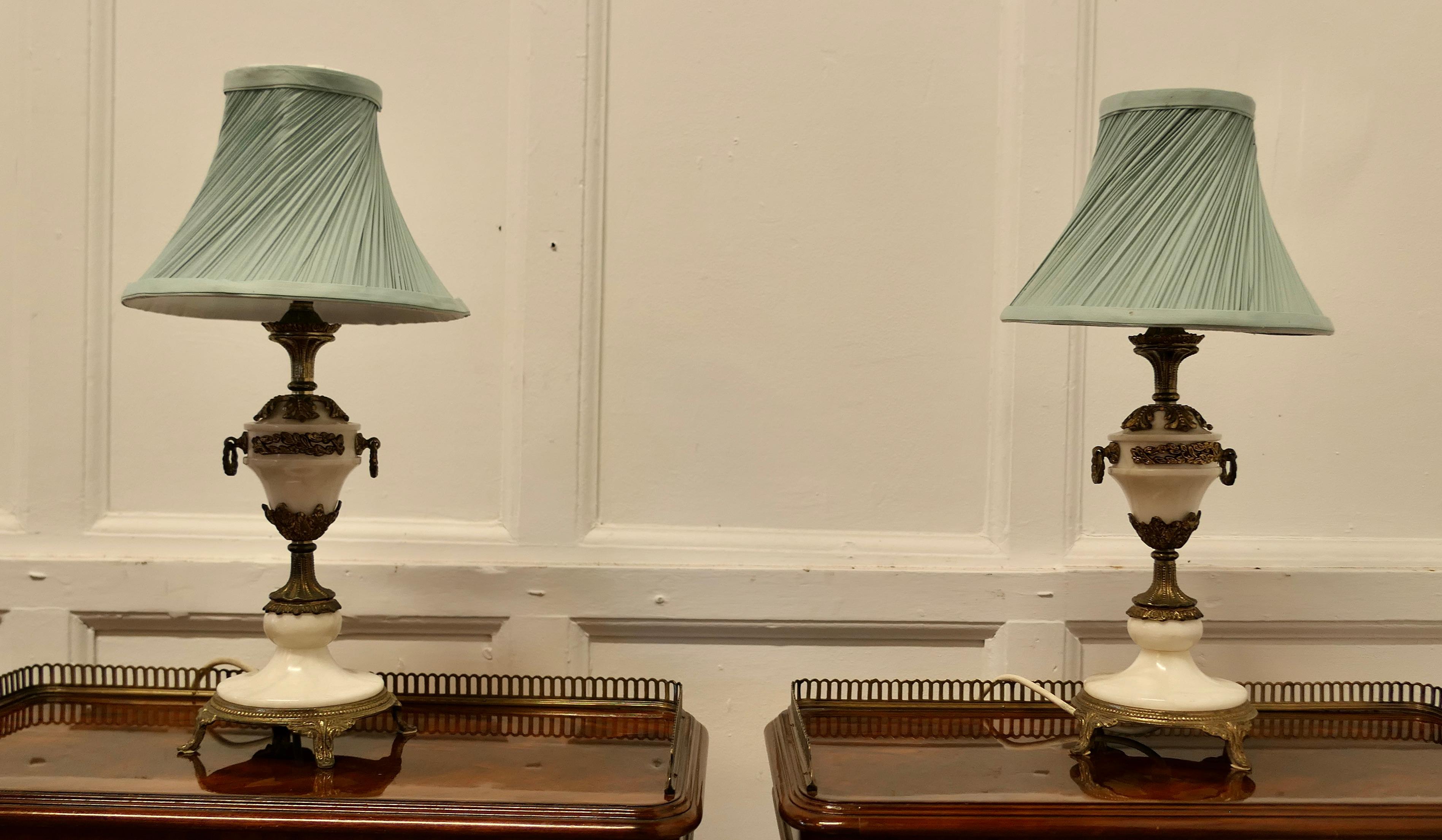 Paire de lampes de table en marbre blanc et bronze doré de style grec classique   en vente 5