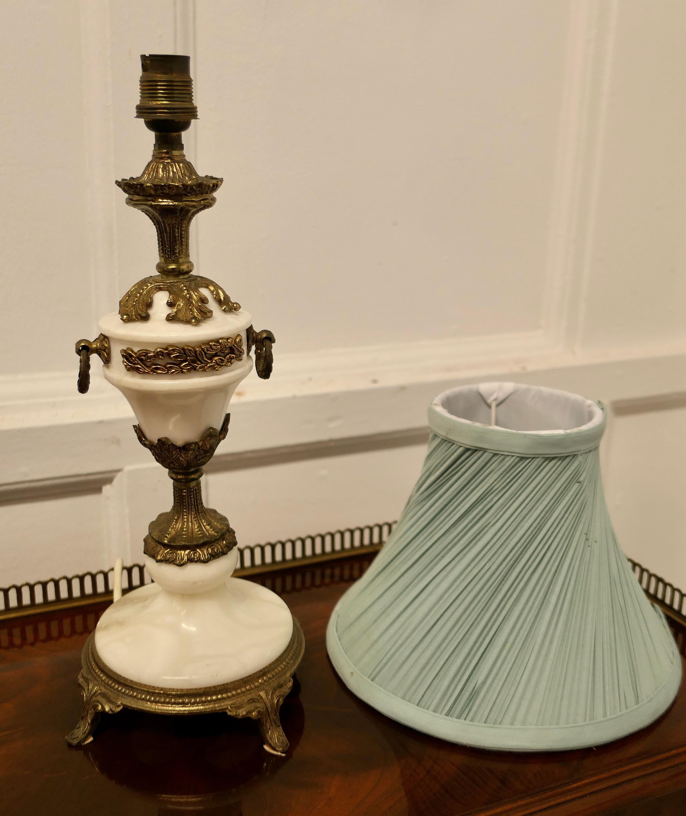 Paire de lampes de table en marbre blanc et bronze doré de style grec classique   en vente 6