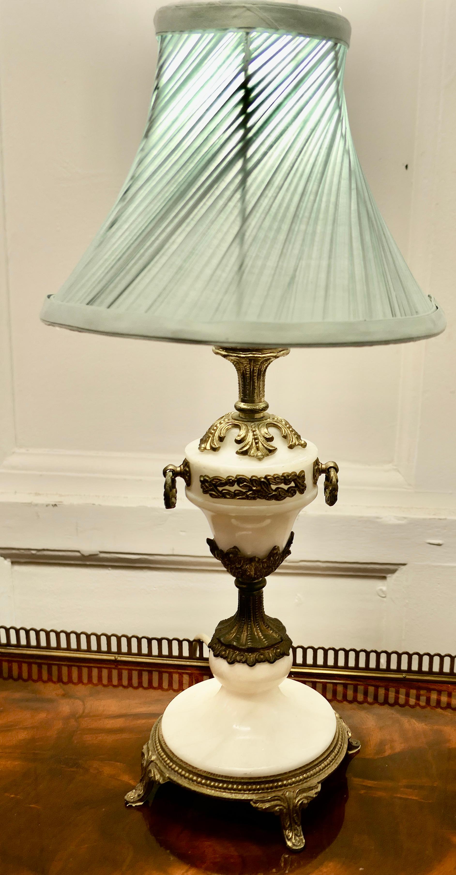 Grec classique Paire de lampes de table en marbre blanc et bronze doré de style grec classique   en vente