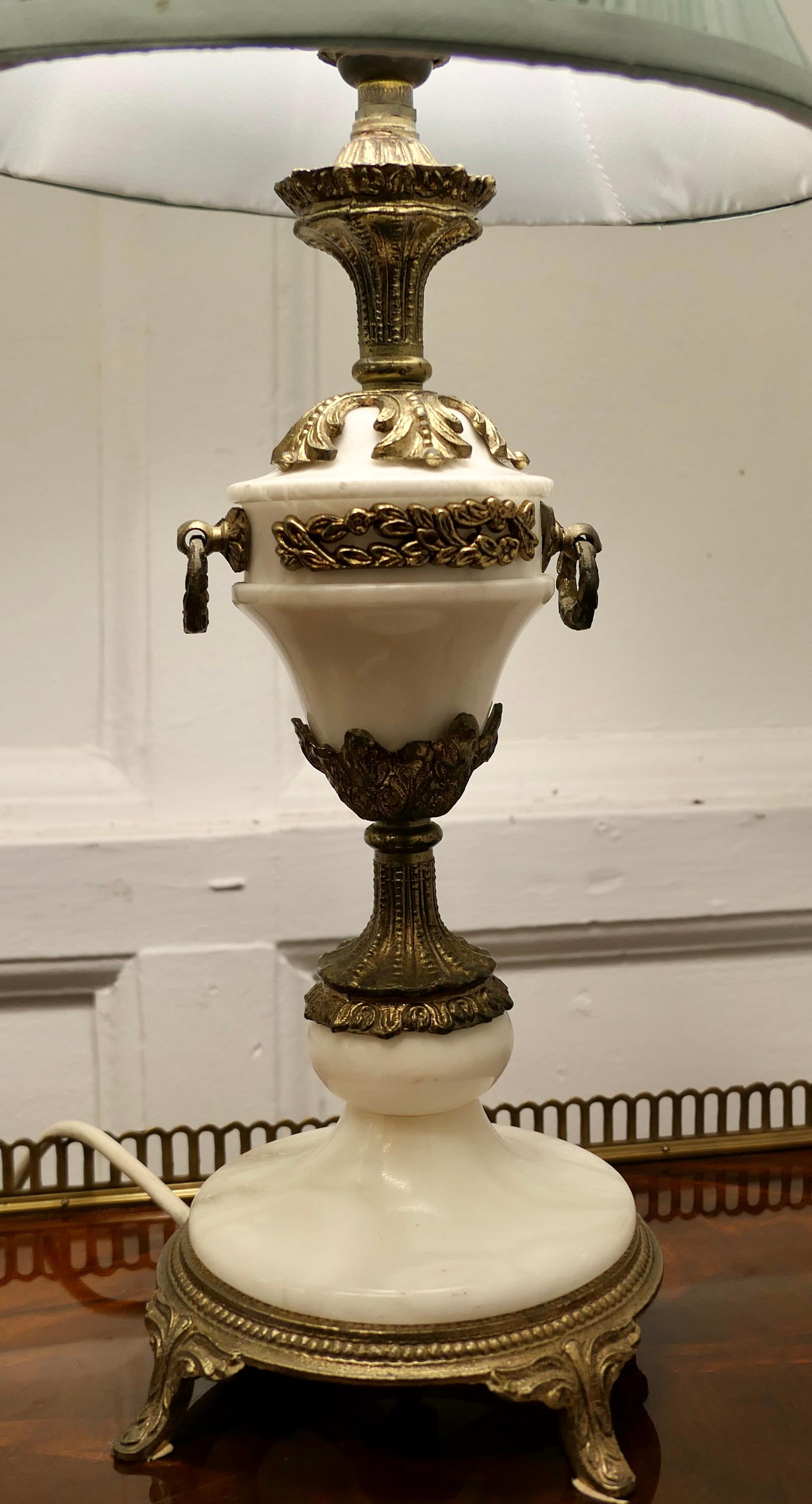 Début du 20ème siècle Paire de lampes de table en marbre blanc et bronze doré de style grec classique   en vente