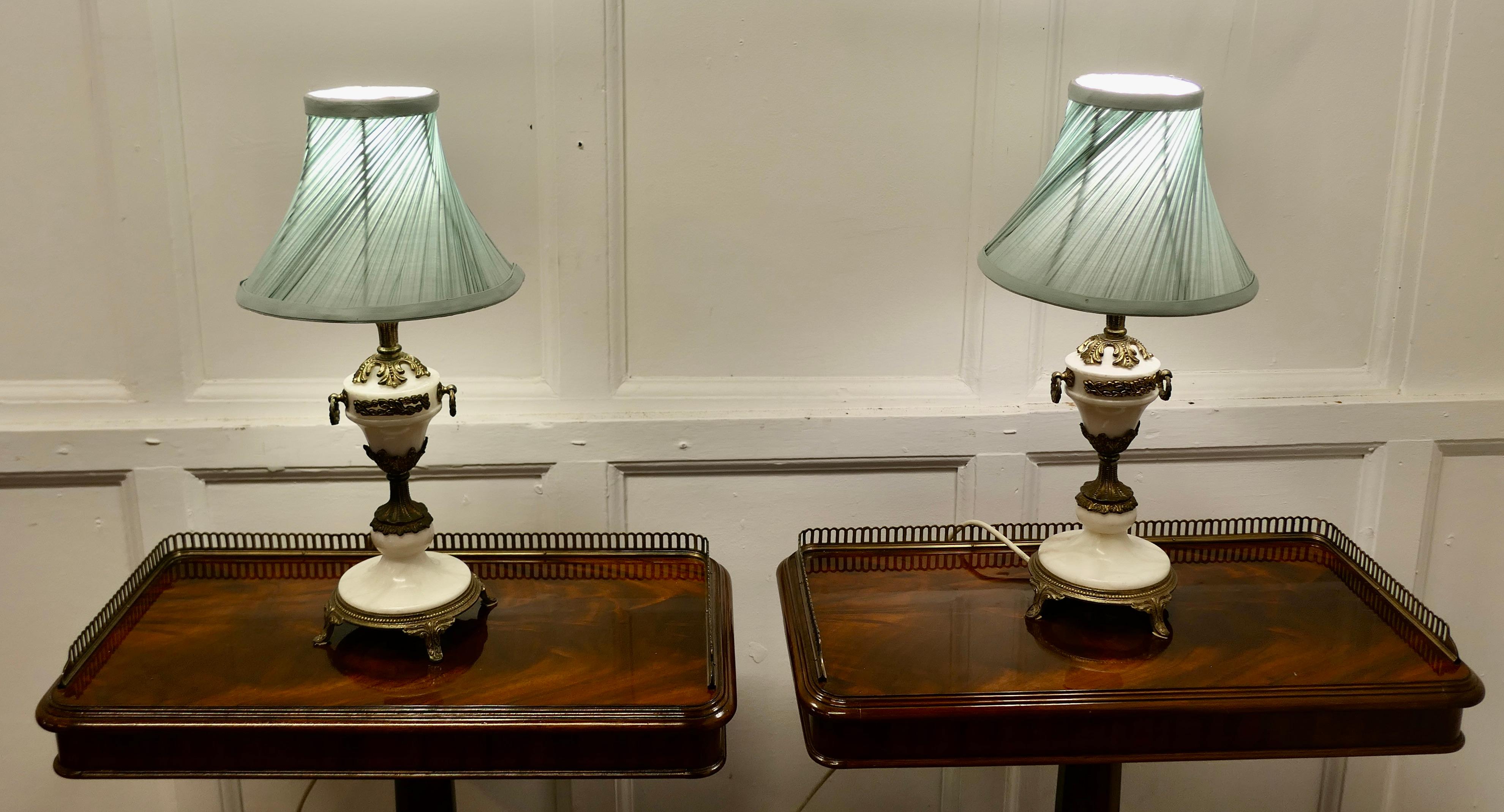 Marbre Paire de lampes de table en marbre blanc et bronze doré de style grec classique   en vente