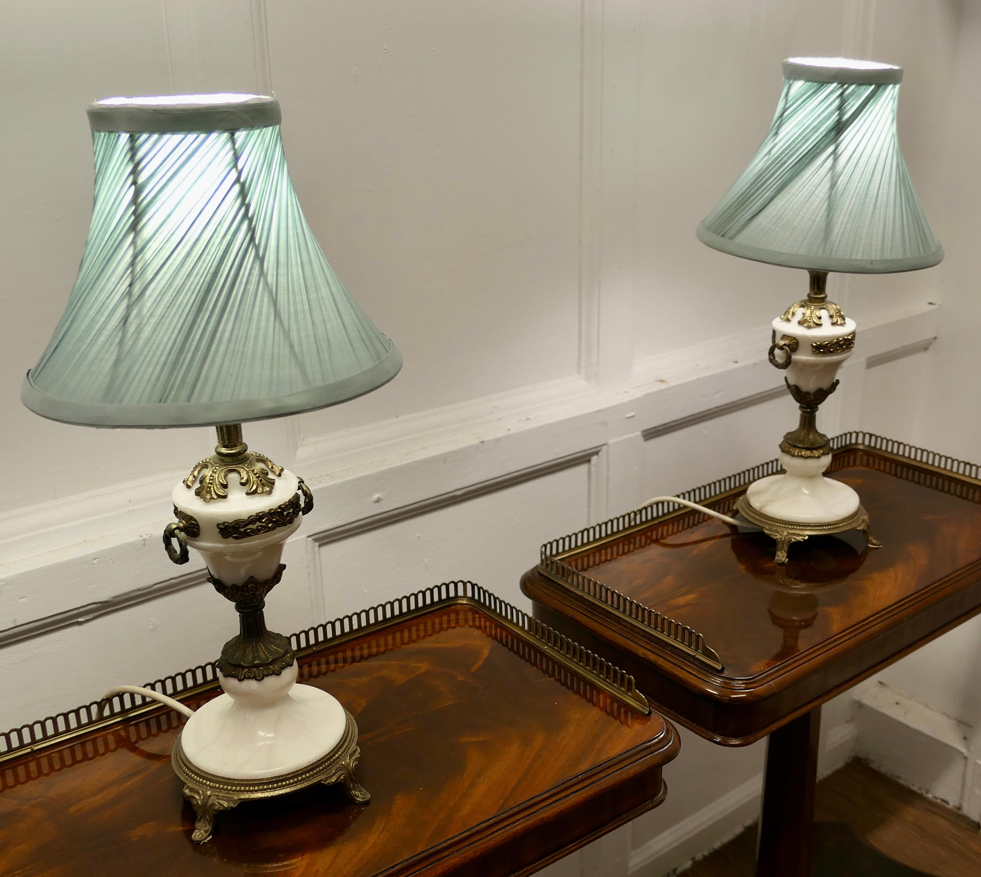 Paire de lampes de table en marbre blanc et bronze doré de style grec classique   en vente 1
