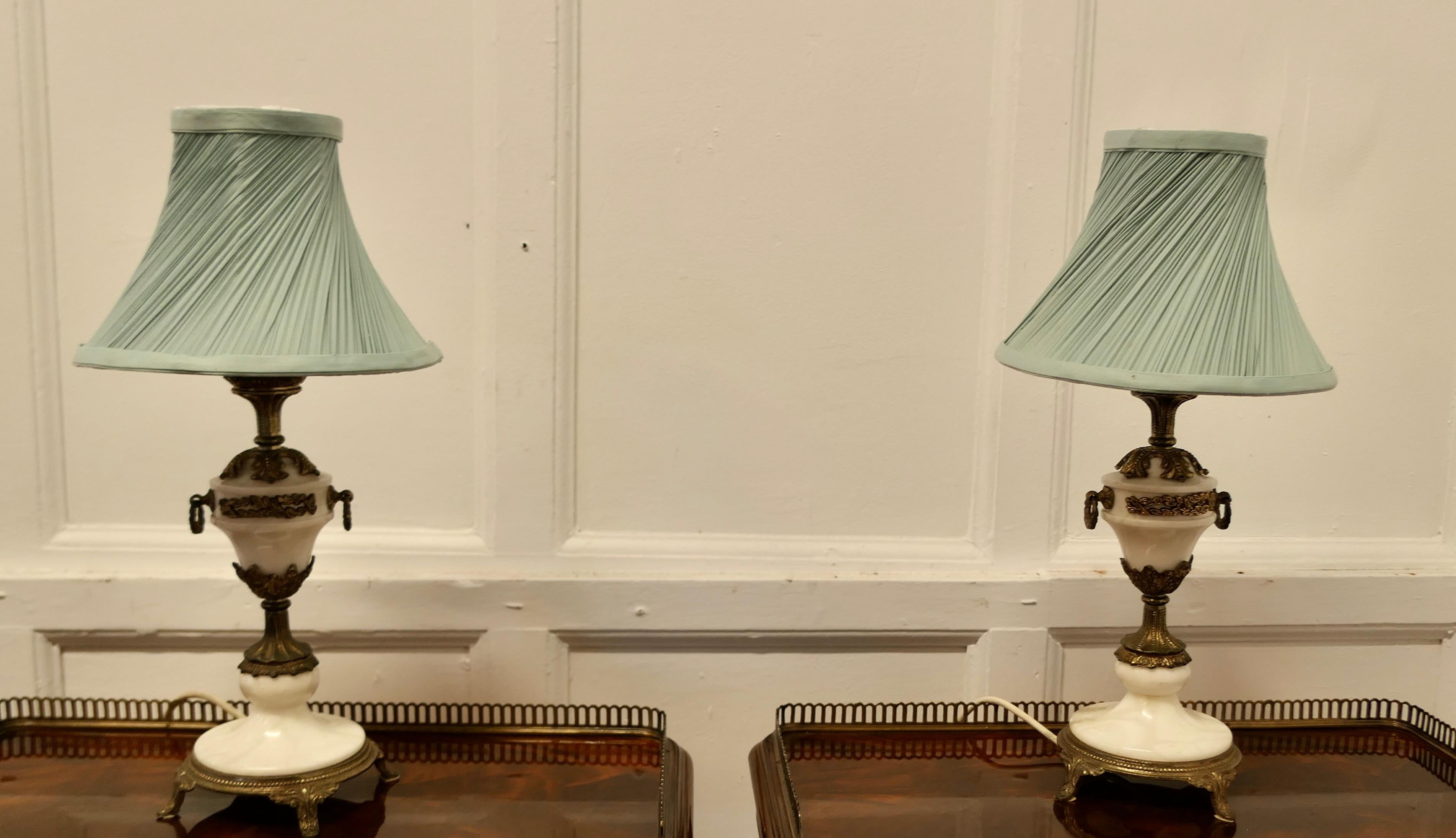 Paire de lampes de table en marbre blanc et bronze doré de style grec classique   en vente 2