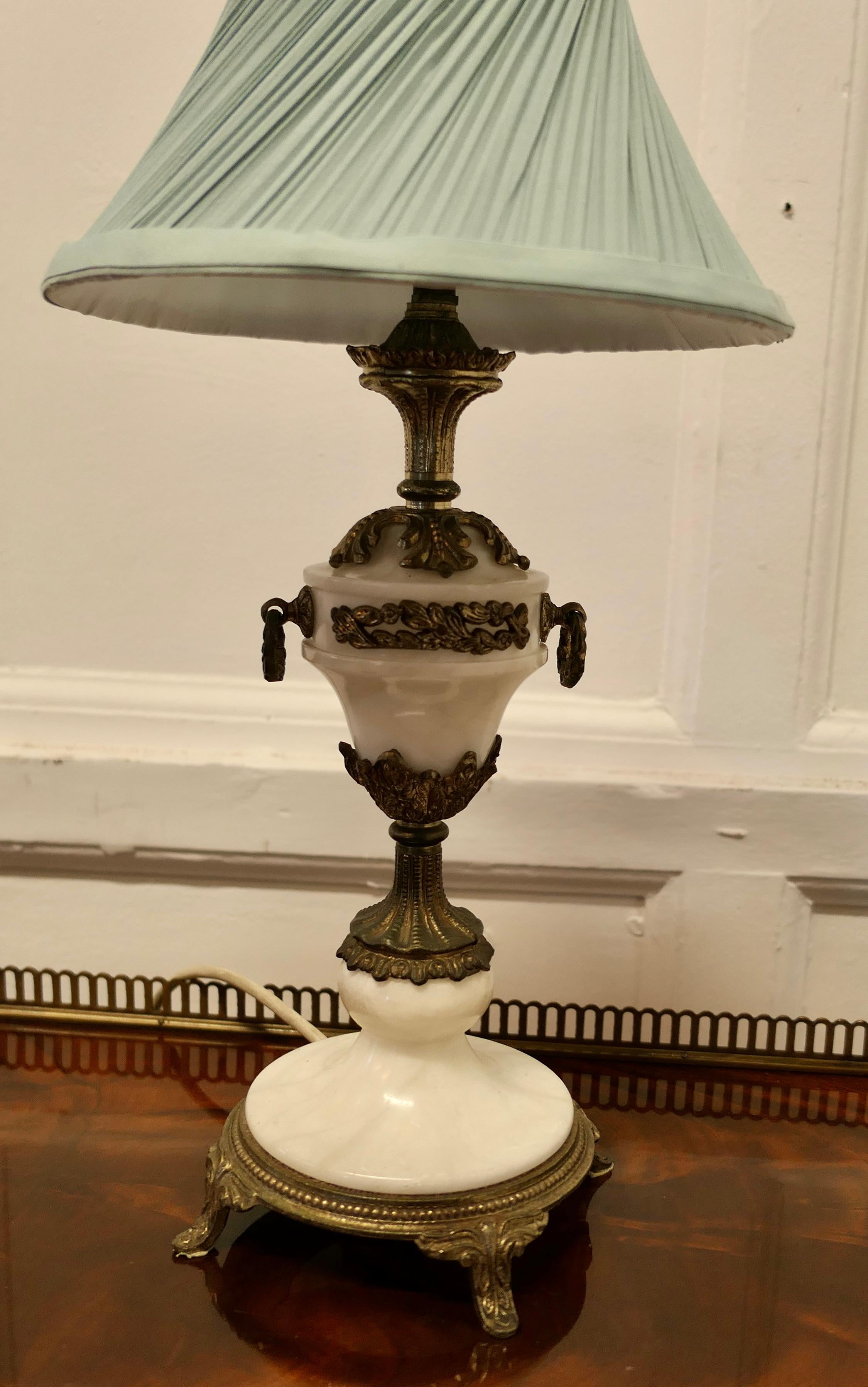 Paire de lampes de table en marbre blanc et bronze doré de style grec classique   en vente 3